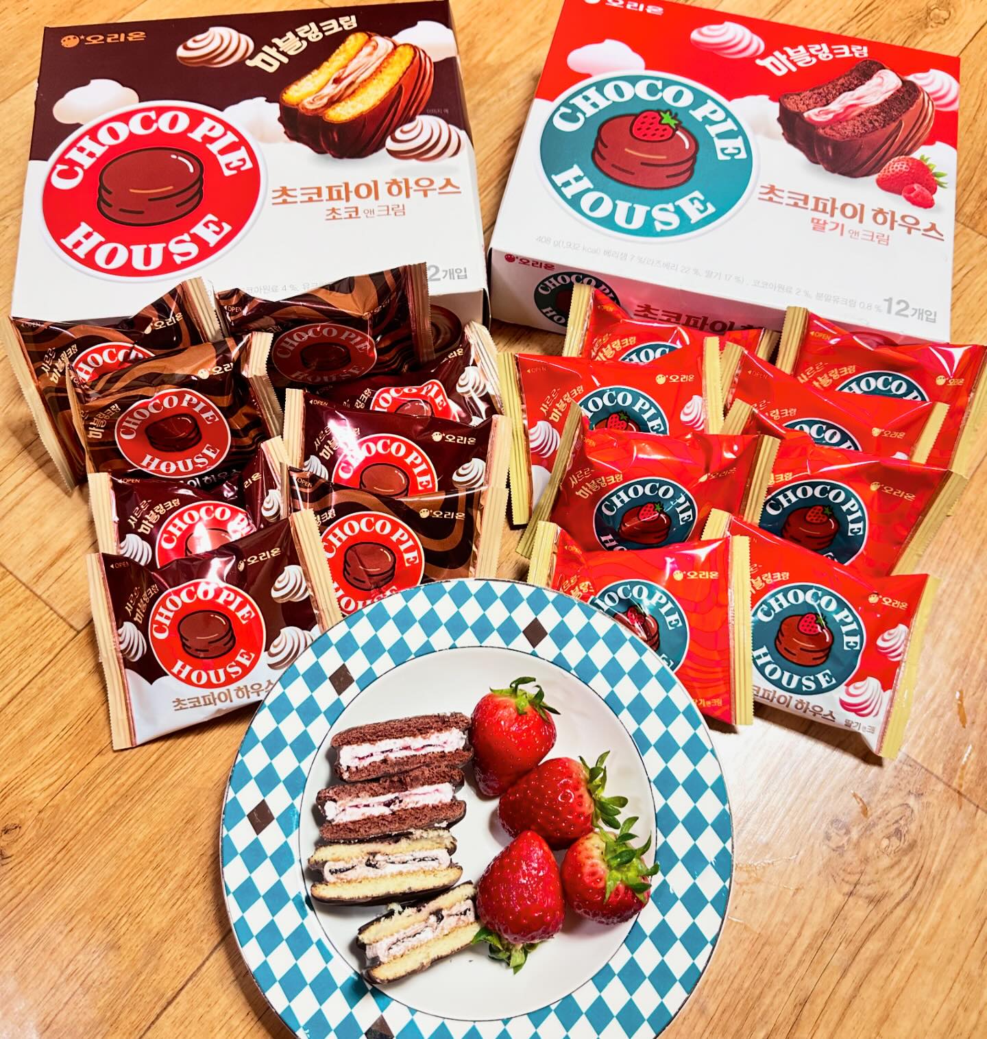 오리온 초코파이하우스🍓🍫 #오리온 #광고 #협찬 

오리온에서 나온!! 신상!! 초코파이하우스~
일단 일반 초코파이와 다르게 초코파이 안에 
마시멜로우 대신 마블링 크림이 들어가있어 
크림이 꾸덕하면서도 많이 달지않아 
물리지않게 먹을수있는 대중적인 맛!! 
남녀노소 가리지않고 쉽게 접하고 찾을수있는 맛이였어요!
초코마블링🍫 딸기마블링🍓 
둘다 너무 제 스타일이라 맛있게 먹은거같아요~

겉에 코팅되있는 초콜렛이 딱딱하면서도 안은 촉촉해서
겉바속촉 그자체인 초코파이 하우스 입니다🫶🏻🫶🏻

오리온 제품을 많이 먹는사람중 한명인데 진짜 오리온 신상이 
늘 업그레이드 되면서 트렌드에 알맞게 잘 나오는거 같아 좋았어요!!
초코파이 하우스는 편의점,마트,온라인등 다양하게 판매중이니 꼭 드셔보세요!
#초코파이하우스 #오리온 #마블링 #초코마블링 #딸기마블링 #오리온신상품 #오리온신상선발대 #좋아요