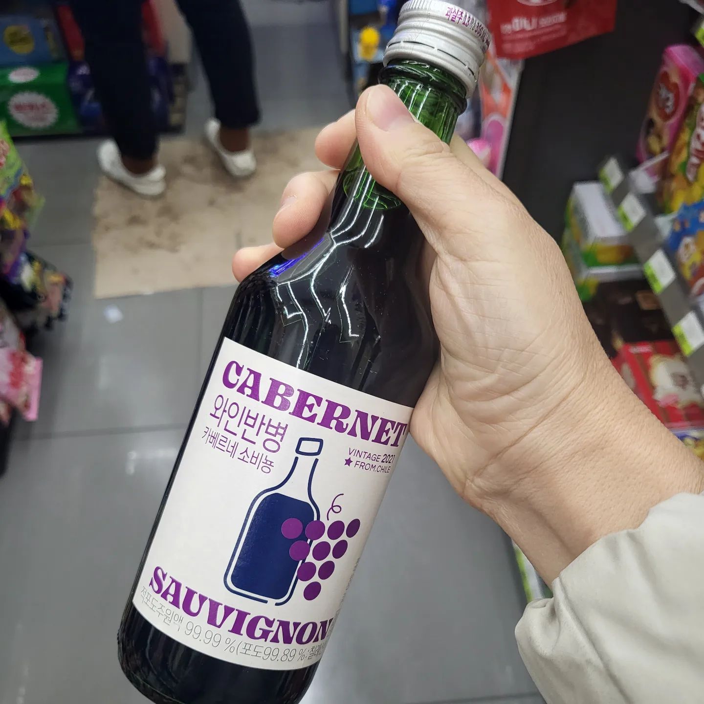 .
나만 몰랐어요?????
편의점에서 파는 소주병에 든 와인???

와인 맛 잘 모르지만
술 좋아하는 나에겐..
달지않고 떫지 않으며..
3천원 밖에 안하는 요거 최고!!!!

#와인 #와인추천 #소주병에와인 #카베르네소비뇽