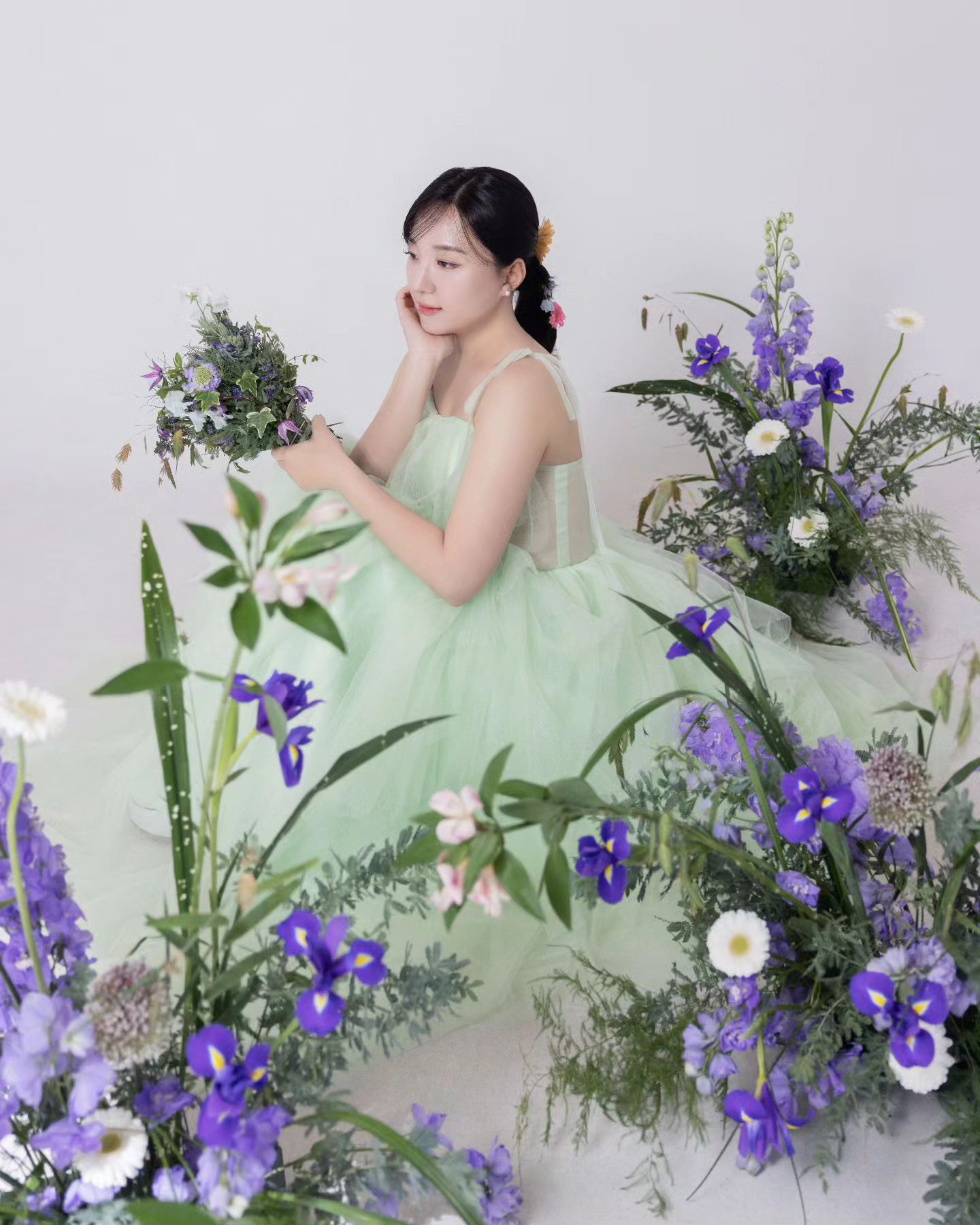플라워디렉팅 : 메이무드플라워

제일 마음에 들었던 단독씬 중 플라워 디렉팅🪻이 한몫함
꽃의 위대함을 느꼈던 하루이자 생화 안 했으면 후회했을뻔한 스튜디오 촬영 날〰️

촬영은 생화 없어도 된다며 조화도 괜찮다고 하던데
저는 다시 찍어도 무조건 #플라워디렉팅 생화 필수로 준비할 만큼 만족🫶

#델피늄
#보라색델피늄 꽃말 : 사랑💜

보라 보라 했던 메인센터피스와 민트 유색 드레스 조화는 찰떡👍이었고 상쾌한 #허브향 허브 부케까지❗️

결혼은 direct.wedding 에서 

다이렉트 결혼준비 주소 https://cafe.naver.com/directwedding

√ 합리적인 비용
√ 비동행 플래너
√ 카페 가입 시 추천인 ＂꽃희야＂ 적고 현금처럼 사용 가능한 포인트 5만원 받아가세요! 최초 가입시에만 추천인 포인트를 받을 수 있으니 참고해주세요:)

받은 포인트는 추후 스드메 결제시에 현금처럼 쓸 수 있어요‼️

#다이렉트결혼준비 추천인 : 꽃희야