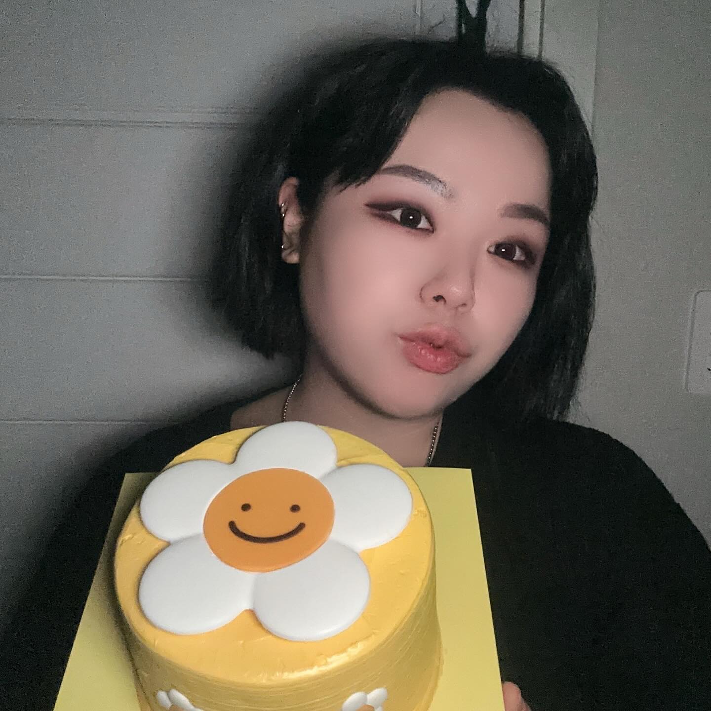 24.02.05
오랜만에 피드에 올리는 셀카
수강생한테 케이크받았다
아주 행복했다💕
집에 늦게들어가서 방에서 혼자 케이크들고 사진찍고
초 키고 소원까지 야무지게 빌었음
소원아 이루어져랏
.
.
.
.
.
#생일 #생일케이크 #보컬 #음스타그램 #보컬선생님 #레슨 #보컬레슨 #가수 #신인 #신인가수 #좋아요 #팔로우 #셀스타그램 #selfie #앨범준비중 #커밍쑨 #일상 #바쁜일상 #행복한하루