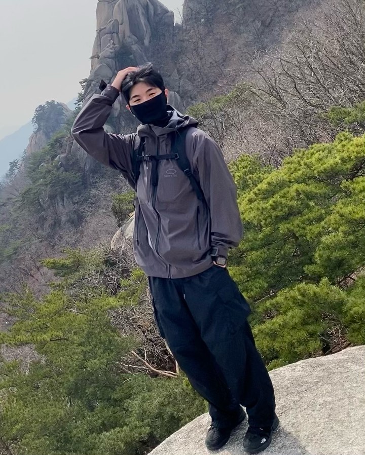 40대로 추정되는 아저씨가 찍어준 사진📸
감사합니다 덕분에 이렇게 오늘을 남길 수 있었어요🙇🏻‍♂️

혼자 등산하는거 처음인데 생각보다 괜찮네
1도 외롭지 않았어🥲

#패션계정맞팔