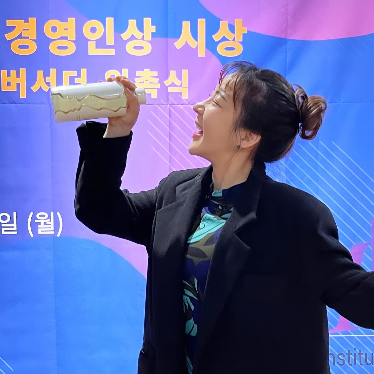 주정뱅이 고주망태들아 안녕
연말이라고 술독에 빠져들 있니
올해까지만 딱 놀고 내년부터 같이 공부하는거 어때?
인맥도 견문도 넓혀야지!

⭐️마오타이가 후원하는 #칭화mba 최고위 과정 
입학식은 이미 했구
✔️1월부터 온라인 수업 시작
✔️6월에 중국 칭화대 가서 연수 받고 수료
✔️중국 마오타이 방문

이정도? ㅎㅎ 

나도 한 술 하고 노는거 안 지지만 이래봬도
마오타이그룹코리아(주) 이사 거든
짝퉁 평정하고 왔으니까 유통 문의도 환영!

재밌는 일 많을거니까 합류 하세요🙌🏻
내 도도독ㄷ동문이 돼라!

#나치해떠 #마오타이그룹코리아 #고주망태 #연말모임 #고량주 #바이주 #바이주과정 #최고위과정 #칭화mba