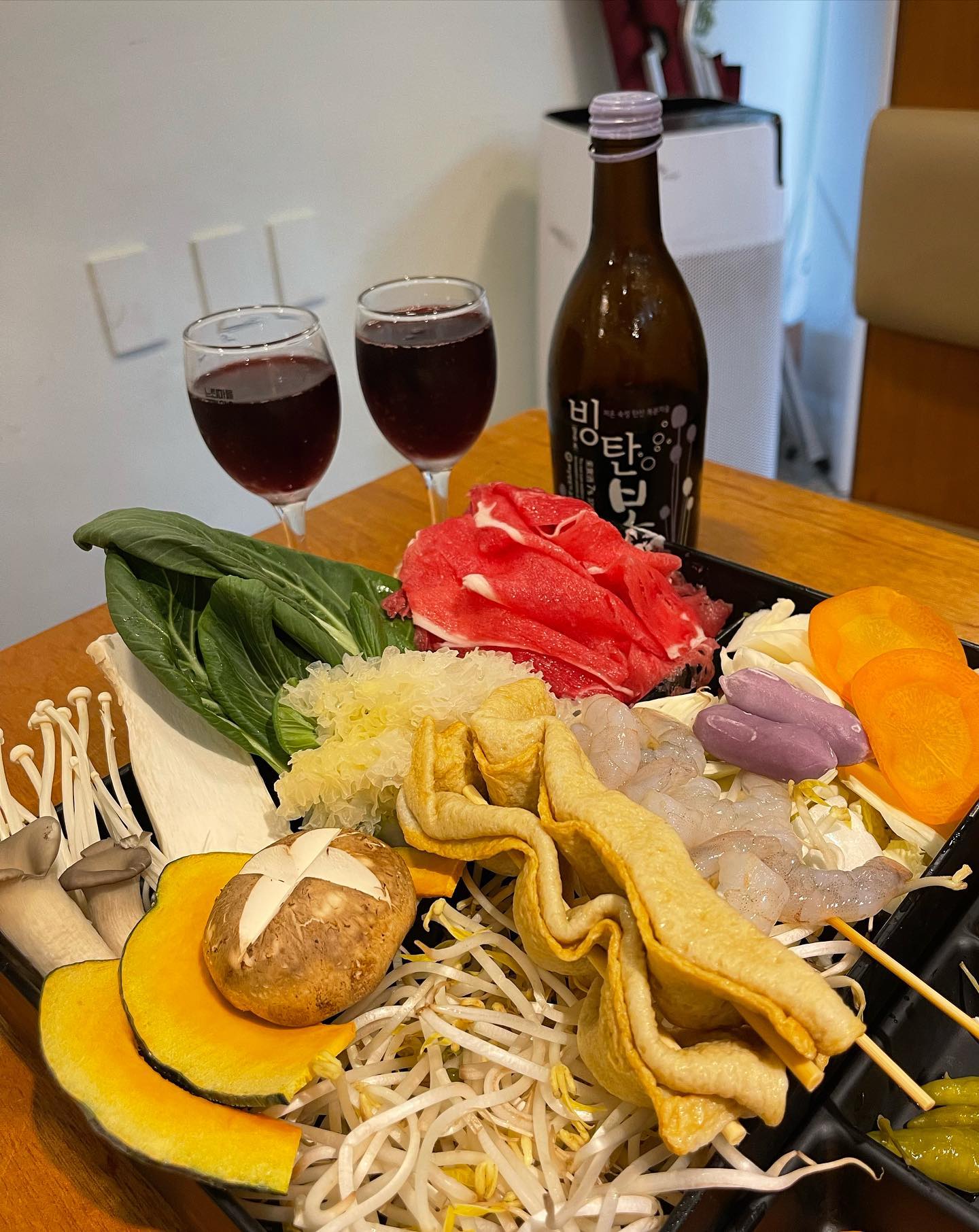 #협찬 #유유샤브 #부평구청맛집 

부평구청 인근에서 찾을 수 있는 유유샤브부평점~

1인 샤브 식사도 가능하고 구성이 푸짐해서 좋은 이곳!

유유샤브만의 특제 간장소스에 계란 노른자 조합의 타래소스
그리고 샤브 재료도 참 예쁘게 담겨 등장하기 때문에
데이트나 썸 타는 커플에게도 인기 많은 식당이쥬~

식사 순서는 새우 어묵 야채 고기 순이고
얼큰한 육수로 찾고 싶다면 자리에 준비된
고추토핑을 곁들여 식사하면 됩니다. +_+

19시 경 방문했는데 저 이후론 재료소진으로 인해
모두 발길을 돌려야 했을 정도로 인기 많은 이 곳~~

주류도 다른 곳과는 다른 특별한 구성이 눈에 띄는데
주류도 매진이 많아서 복분자 탄산수라는 빙탄복을 마셨고
깔끔한 과일주로 찾기 좋은 맛이 인상적이었어요😳😳

#샤브샤브 #샤브샤브맛집 #편백찜 #유유샤브부평점 
#부평구청맛집 #부평구청역맛집 #청리단길맛집 
#부평맛집 #인천맛집 #굴포천먹거리타운맛집 
#부평구청점심추천 #부평유유샤브 #부평샤브샤브 
#uushabu #koreanfoodtrip #incheonkorea 

 u.u.shabu_official

🌼주소 찾아가는 길 인천 부평구 주부토로151번길 43
🌼영업시간 매일 11:30 - 21:00 (BT 15:00 - 17:00)