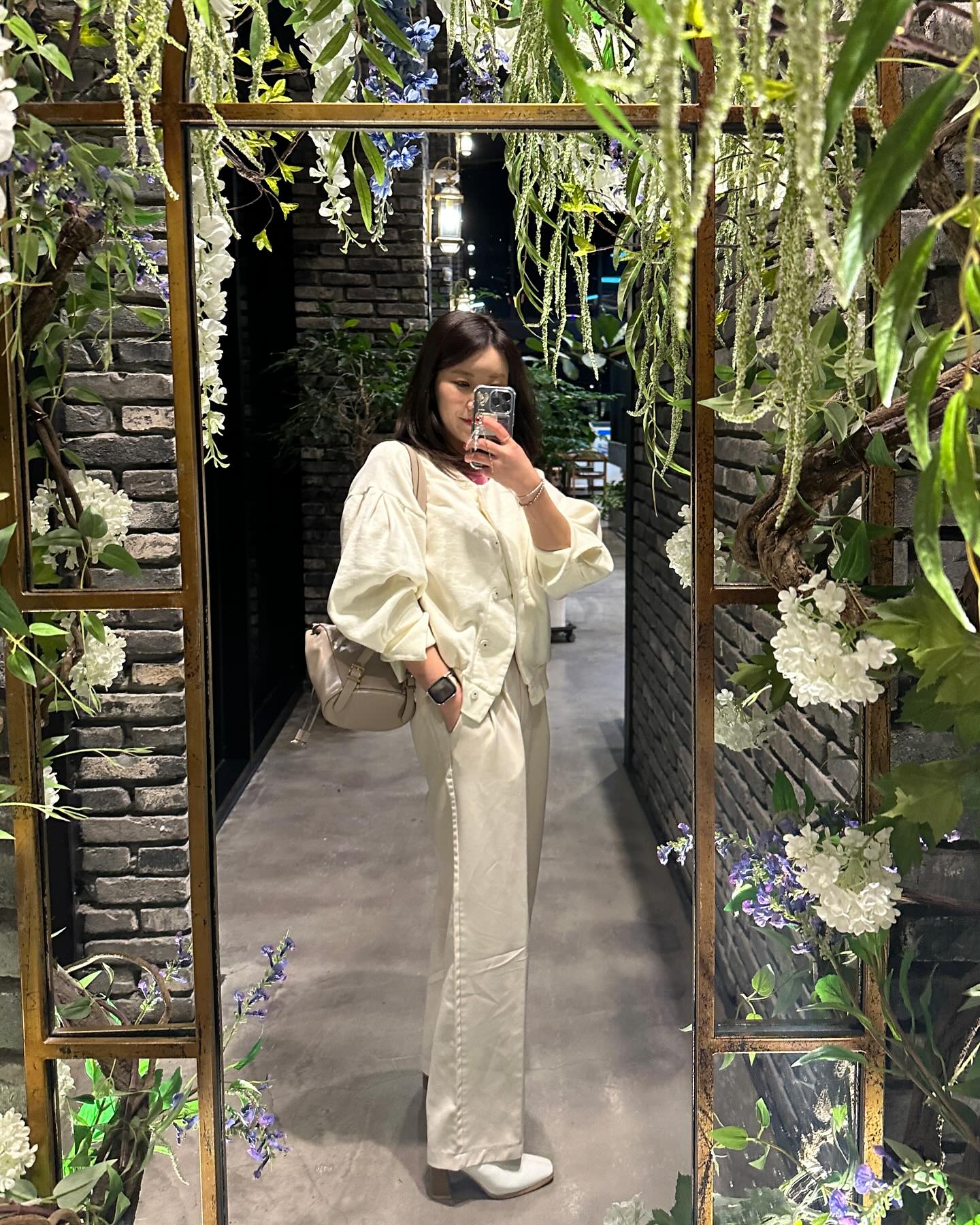 이렇게 꽃밭을 그냥 지나칠 순 없지 💐🌸🌷

주변에 생각보다(?) 별거없어서 당황했지만 🥹
... 요기 요기 거울앞은 그냥 지나칠순없었다구 
날씨도 따뜻해서 좋았어 😝

#ootd