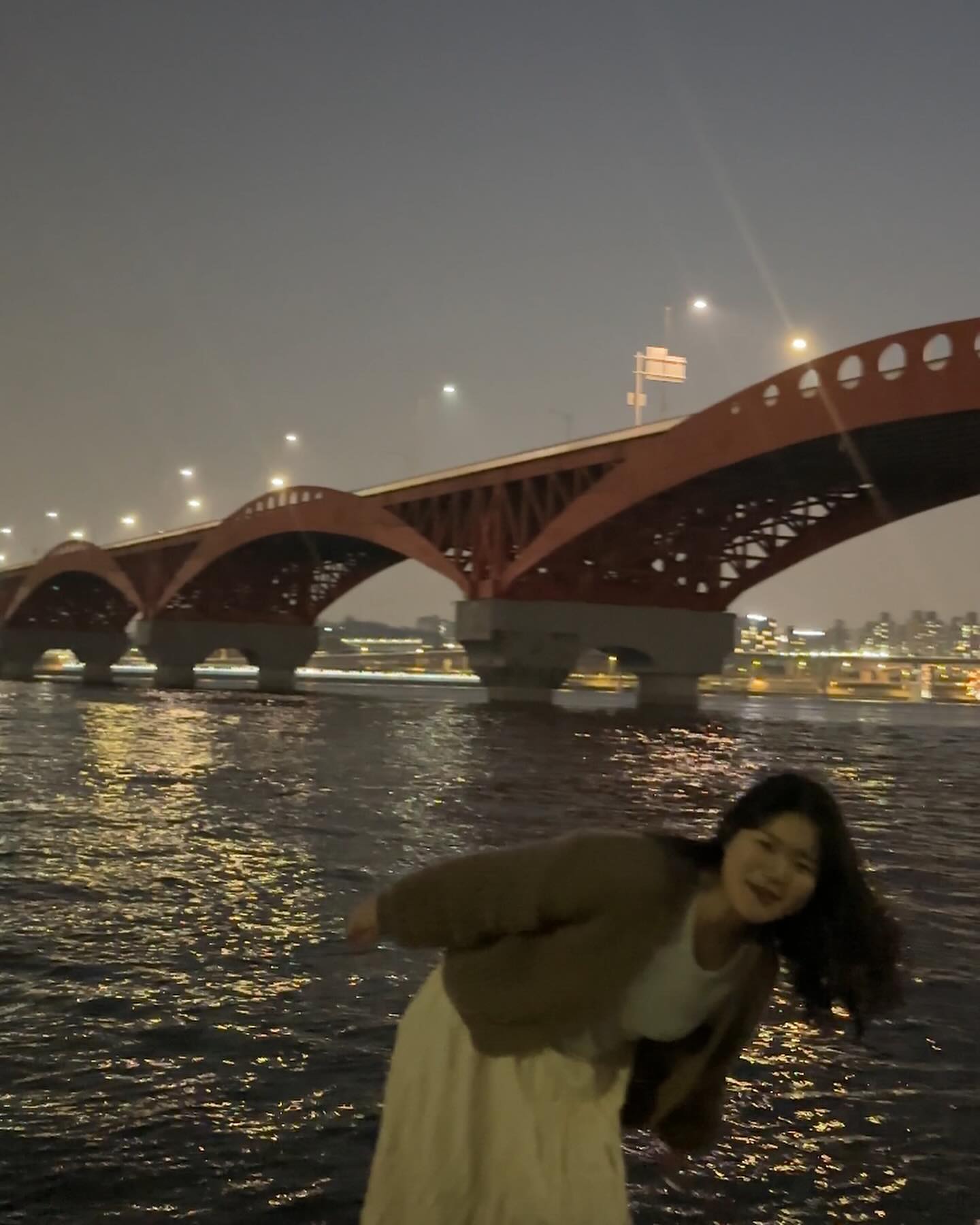 정상적으로 사진 못찍히는 사람 나야나 ~.~
.
.
꽃 보려고 치마도 입고 나왔는디 물구경만 실컷 하다 가버리기 😮‍💨