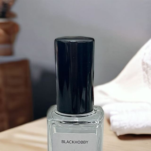  𝒮.𝐻𝑒𝑒 on Instagram: "#광고 

블랙하비 로지🖤

부드럽고 섹시하면서 포근한 세련미가 넘치는 향으로 비슷한 향은 불가리 로즈골데아 같아요🖤

향수를 뿌리고 시간이 지나면 더욱 은은하게
나고 지속 시간이 길어서 좋았어요!

.

.

.

.

.

.

.

#블랙하비 #블랙하비향수 #로즈골데아 #로지
#향수 #드레스퍼퓸 #니치향수 #수제향수
#남녀공용향수 #향수추천#향수선물#선물추천#니치향수#수제향수#남자향수#여자향수#드레스퍼퓸#섬유향수"