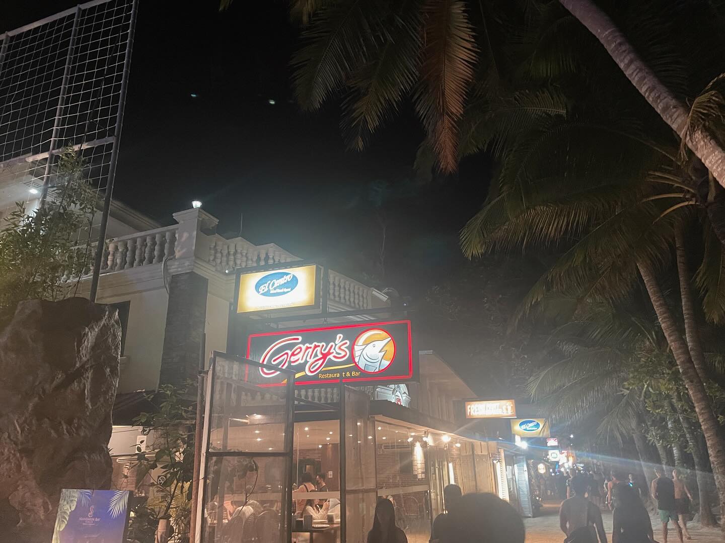 🌴
이미 너무 유명하고 뻔한 식당이긴 하지만
그래도 안가기에는 아쉬운 게리스 그릴 :)
​
보라카이 여행객들 사이에서 굉장히 인기있고
유명한 게리스 그릴은 호불호 없는 무난한 맛으로
저희 가족도 몇년 전에 이어서 이번에도 방문 했어요.
​
✓ SKT통신사 T멤버쉽 전 메뉴 10% 할인
(단, 주류와 음료는 제외 & 현금 결제)
카드로 결제할 경우에는 5% 할인
✓ 트래블로그, 트래블월렛 등 카드 결제 가능
✓ 스테이션1쪽 지점이 조금 더 한산
✓ 시시그 강추
⠀
⠀
📍보라카이 게리스 그릴
⠀
⠀