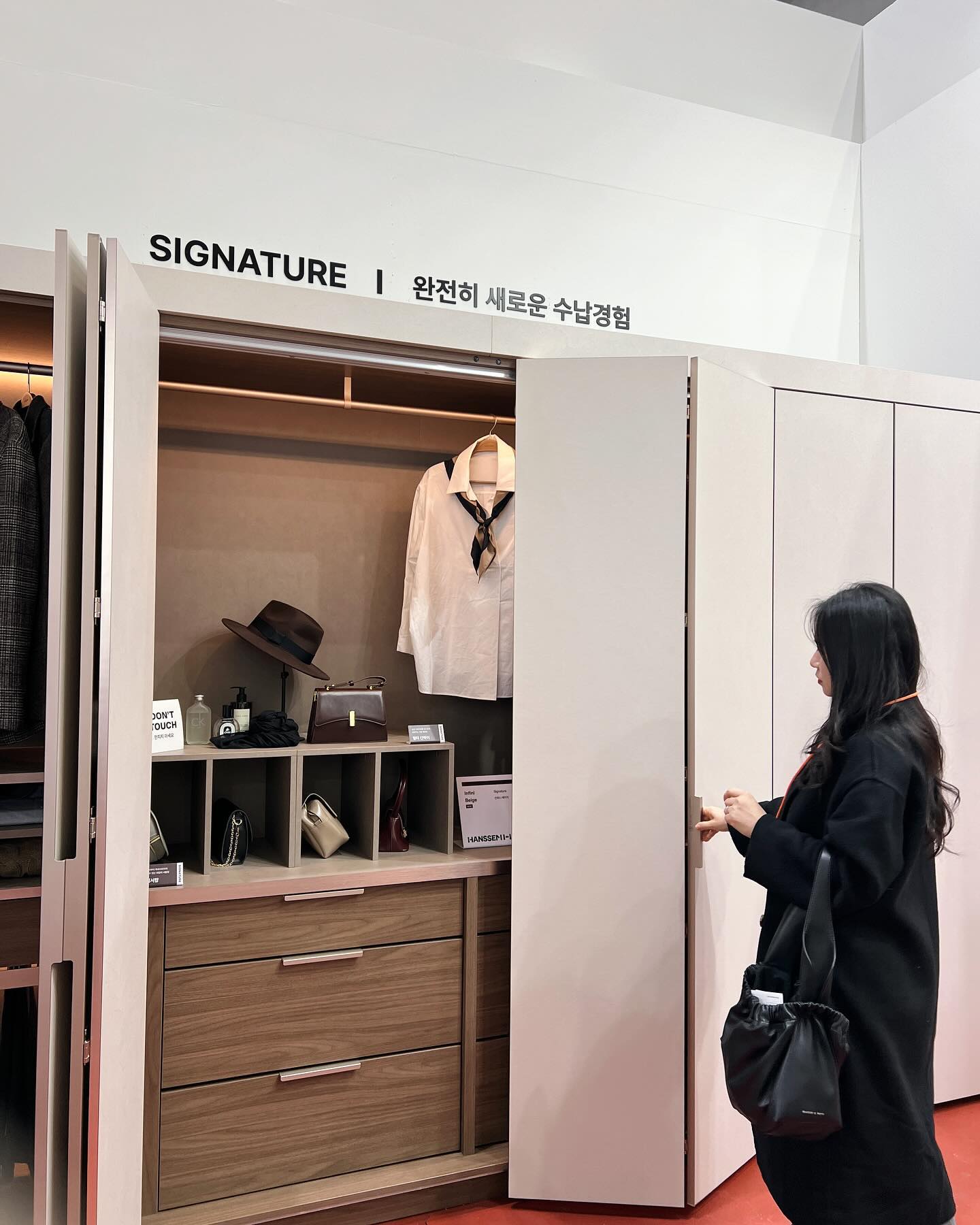 #협찬
이사온지 10년이 넘어가니
손봐야할곳이 한두곳이 아닌
킨텍스 코리아빌드 박람회 한다는 소식에 달려왔죠
한샘 리하우스 부스에서 상담을 받아봤어요!

주방, 욕실 중심으로
전문디자이너분께 1:1 무료상담해주셨어요
최신식 스타일의 평형별 모델하우스부터
3D 프로그램 설계까지 해주시니
이해가 빠르더라고요~

거기다 한샘의 프리미엄 붙박이장 신제품인
시그니처 시스템을 만나봤는데요

디자인부터 모듈구성까지 
완전히 새로워진 프리미엄 붙박이장이랍니다.
완벽한 새로운 수납경험을 할 수 있는 제품으로
폴딩도어 개폐 시스템으로 장을 
한눈으로 확인할 수 있고요
2미터 와이드장으로 시원한 느낌이더라고요~
인피니 도어는 콘크리트 재질의 텍스처를 
아주 리얼하게 표현했더라고요

와이드장 or 일반장
수납 모듈도 두가지형태로
수납물과 수납방식에 따라 
다양한 조합을 할 수 있어서 매력적이었어요

한샘의 프리미엄 붙박이장 신제품 시그니처 시스템
박람회에서는 최대 1,130만원 상당의 혜택으로
 만나볼 수 있다고 하니
관심있으신분들은 빠르게 GOGO~~

샘플 체험존이 있어 
건자재 선택도 좀 더 다양하게 할 수 있고요
전자계약시스템으로
인테리어 품질보증까지 해주니
인테리어 하자 걱정할필요가 없더라고요

📌박람회 특혜
✔️박람회 현장 상담완료 시 
100% 사은품 및 경품 증정
✔️박람회 기간 내 계약완료 시 
역대 최대 10% 할인 조건으로 
6개월까지 예약시공 가능
✔️이달의 부엌과 욕실상품 구매 시 
최대 80만원 상당 사은품을 더!
✔️사전예약 페이지에서 신청 하면 
스타벅스 아메리카노(T) 300명 증정
✔️박람회 현장 상담 완료 시 
한샘 가구 10만원 할인쿠폰 증정 (50만 이상 구매시)
✔️최대 1,130만원 상당 혜택 찬스

어마어마한 특혜가 함께 하는 박람회이니
인테리어 고민이신분들은 이번 기회 놓치지마시고요

인테리어 고민이시라면 2월 24일까지 
킨텍스에서 진행되는
코리아 빌드 박람회 한샘 부스 방문하셔서
무료 상담 받아보세요~

‼️한샘x코리아빌드 박람회‼️
일산 킨텍스 제1전시장 4홀 U-90
2/21(수) ~ 2/24(토)
오전 10시 ~ 오후 6시

#한샘 #한샘리하우스 #한샘리모델링 #리모델링 #코리아빌드 #인테리어 #한샘인테리어 #한샘코리아빌드 #한샘박람회 #한샘부엌 #한샘바스 #한샘욕실 #한샘키친 #한샘붙박이장 #리하우스 #한샘이벤트 #코리아빌드한샘 #박람회

hanssem_official