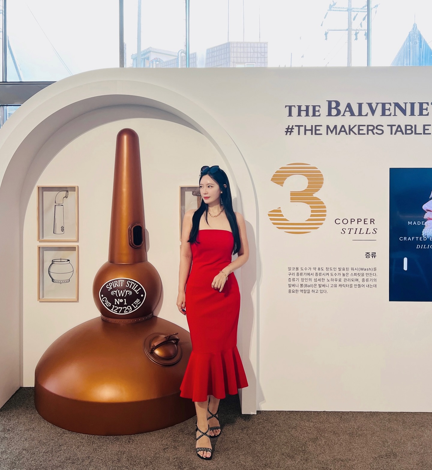 #행사초대 thebalvenie

성수 발베니 메이커스 테이블에 다녀왔어요~
발베니 메이커스 테이블은 보리 재배부터 경작, 몰딩, 증류, 오크통 제작, 숙성, 병업 등 만드는 전 과정이 장인들의 손을 거치는 전통 수제 위스키 발베니에서 진행하는 행사로 위스키 장인들이 모여 탄생한 '발베니'와 미식의 장인 '미쉐린 세프'들이 함께 장인정신의 가치를 조명하는 팝업행사에요

8/17-8/31 진행되는 발베니 메이커스 테이블은 다양한 코너가 준비되어 있는데 네명의 미쉐린 셰프가 직접 만든 스페셜 다이닝과 스페셜 페어링 플라이트를 맛볼 수 있고 다양한 전시 구역, 발베니 칵테일 판매, 캘리그라피 각인 보틀 판매, 우드코스터 및 글렌캐런 증정 이벤트 등 다양한 코너가 준비되어 있어요

저는 미쉐린 셰프가 직접 요리하는 <스페셜다이닝>을 방문하게 되었는데요~ 스페셜 다이닝은 미쉐린 레스토랑 셰프님이 직접 요리하는 다이닝을 즐길 수 있어요. 기가스, 윤서울, 라미띠 에, 라연 네 곳의 레스토랑이 참여했고
저는 기가스 셰프님의 다이닝을 경험했답니다.

스페셜 다이닝은 예약 오픈한 날 바로 마감되었을 정도로 인기가 정말 대단했는데요 때문에 예약을 못해서 아쉬운 분들께 미쉐린 셰프님들이 직접 만든 스페셜 페어링 플라이트 추천드려요. 

스페셜 페어링 플라이트는 4명의 미쉐린 세프들이 개발한 4종류의 핑거푸드와 발베니 12년 14년, 16년, 21년이 
각각 한 잔씩 페어링 되는 메뉴에요.
물론 스페셜 페어링 플라이트도 한정 수량이라 서둘러 예약하셔야 해요

스페셜 페어링 플라이트 외에도 발베니 메이커스 바에서 다양한 칵테일, 니트와 함께 즐길 수 있는 스몰 플라이트 메뉴가 판매되고 있으니 발베니와 페어링 음식 같이 드셔보세요. 이건 별도 예약 없이 현장에서 바로 구매 가능한데 소진 시 판매 종료라고 하더라고요 아 직 발베니 메이커스 테이블 안 가신 분들 진짜 서둘러야겠죠!

제가 즐기고 온 발베니 메이커스 테이블 스페셜 다이닝은 너무 맛나더라구요. 기가스 정하 셰프님께 서 직접 서빙과 설명까지 해주셨는데 눈으로 보고, 귀로 듣고, 입으로 즐기는 정말 유익한 시간이었어요. 스 페셜 다이닝은 예약 마감이지만, 빈자리 알림 설정 해두시면 혹시 빈자리가 생겼을 때 바로 예약 가능하니 이 점 참고해보시고, 꼭 캐치테이블로 미리 예약해서 미쉐린 셰프님들이 직접 만든 페어링 플 라이트나 스몰 플라이트 맛보러 가보세요

✔️방문한 누구나 즐길 수 있는 혜택
1) 스탬프 이벤트: 팝업 내 5개의 전시존에서 스탬프를 모두 쌓으면 커스텀 우드 코스터 제공
2) 설문조사&구독 이벤트: 팝업 현장에서 설문조사 참여 후 발베니 유튜브 채널을 구독하면 글렌캐런 잔 증
정
3) 메이커스 테이블 발베니 바 : 발베니 12년 베이스 칵테일 2종과 발베니 12년, 14년 16년, 21년을 니트 로 다양하게 즐길 수 있는 바. 스페셜 페어링 플라이트 혹은 스몰 플라이트도 제공 (현장 결제 필요)
4) 발베니 각인 보틀 판매 : 팝업에서 발베니 보틀 구매시 캘리그라피 각인 서비스 제공
5) 현장 워크인 가능. 캐치테이블로 예약 후 방문할 경우 현장 대기 없이 팝업을 즐길 수 있음

발베니 메이커스 테이블
V 장소 : 서울 성동구 뚝섬로 403 (성수)
v 예약 오픈 : 8월 1일 - 8월 31일
V 팝업 일정 : 8월 17일 - 8월 31일
✓ 예약 - 캐치테이블에서 '발베니 메이커스 테이블'검색

*경고: 지나친 음주는 뇌졸중, 기억력 손상이나 치매를 유발합니다. 임신 중 음주는 기형아출생 위험을 높입 니다.

#위스키 #미쉐린 #성수#팝업스토어 #스페셜다이닝 #Balvenie #TheMakerstable #SingleMalt #Whisky #핫플 #데이트코스#미쉐린#미슐랭#파인다이닝#기가스 #윤서울 #라미띠에 #라연