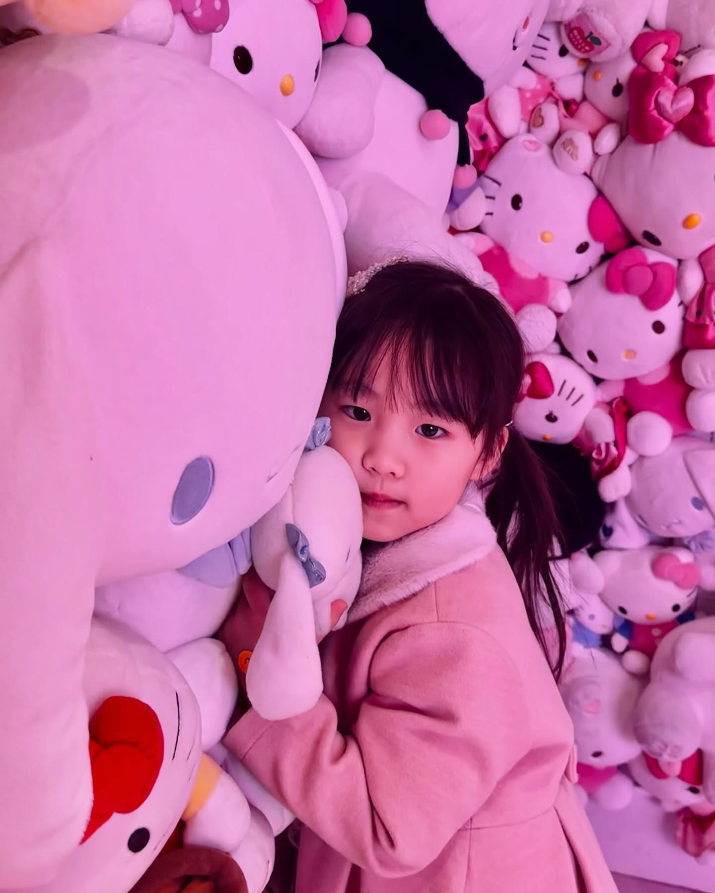 📍홍대 산리오러버스클럽 
 
✨캐치테이블로 예약 가능!
-예약날짜는 인스타 공지 확인
-날짜 및 인원수 선택 (한 ID당 최대 4인까지 예약가능)
-당일 신분증 지참! (본인확인) 타인명의 입장 및 양도불가
-예약자에 한하여 2층 카페공간 ‘50분’ 이용가능
 기프트숍 및 야외테이블 예약 없이 상시 이용가능 

너무 귀여운 만화속 공간 같은 분위기로
산리오 캐릭터중 최애캐가 있다면 아이들이 정말 좋아할거에요 
엄마가 봐도 귀여운 캐릭터 굿즈가 가득💙 
(우리집에는 시나모롤 오백마리는 있어요..)