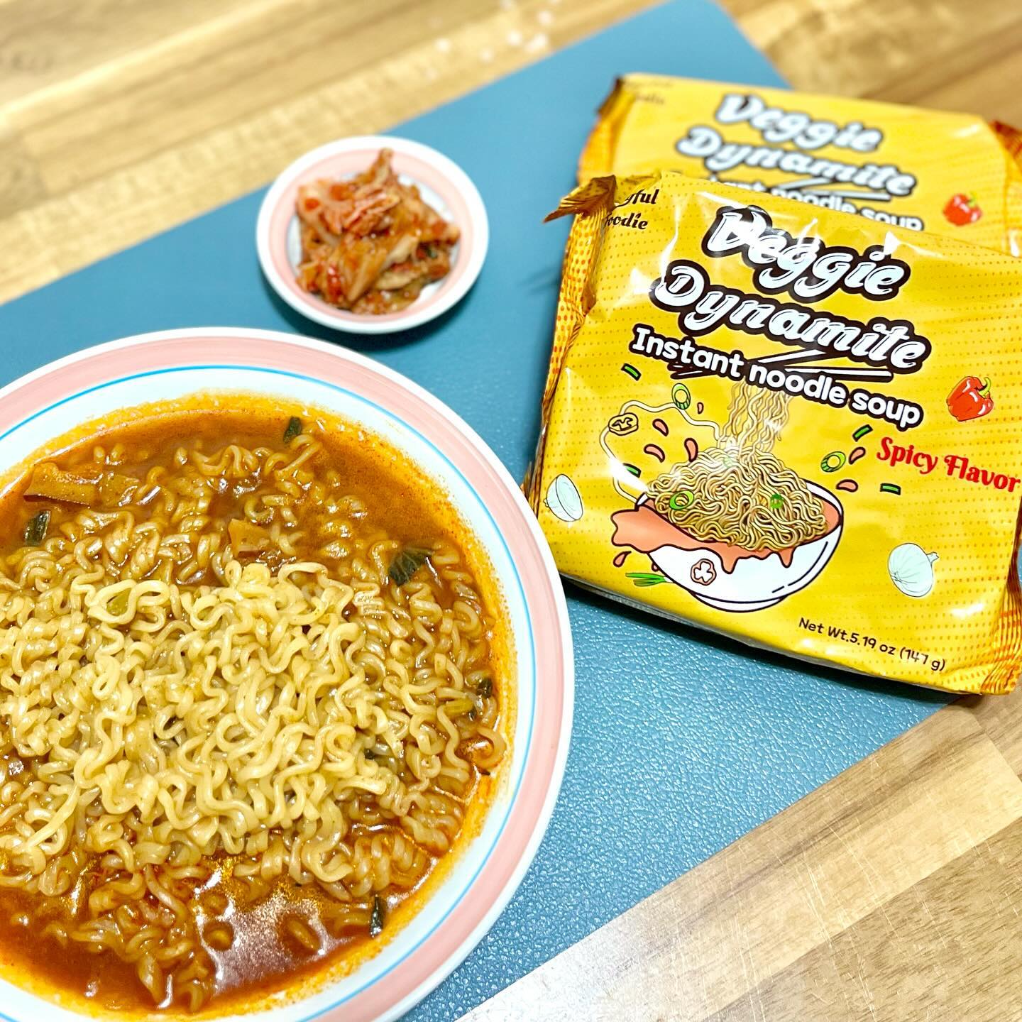 #협찬

간편하면서도 즐겨 먹는 라면 ! 어디까지 먹어봤니 ?

아시아 최대 식품전시회 ‘THAIFEX’에서 혁신 상품으로 선정된
‘인스텔라’ #식물성라면 먹어봤어요 🙋🏻‍♀️

▪️동물성 원료 Free 진한 ‘된장 베이스’스프
▪️콜레스테롤 ‘0’
▪️밥 한 공기 탄수화물 65g > 52.6g
▪️당류 Down > 1.93g

동물성 원료의 경우, 특유의 감칠맛은 있지만
건강을 생각한다면 여러모로 고민이 되는 건 사실 !

#인스텔라 ‘베지다이너마이트’는 된장 베이스를 사용하여
더 깊고 진한 국물 맛 + 한국인 입맛에 딱 맞춘 칼칼한 국물 맛까지 !

솔직히 #비건라면 이라고 해서 큰 기대 없었는데
시중에서 파는 라면 맛과 비슷해서 깜짝 놀랐어요 😆

된장 베이스가 많이 강하지 않고, 칼칼한 감칠맛이 일품이었답니다 👍🏻

밥 한 공기 탄수화물보다 적은 52.6g !
저탄소 식단 많이들 하시는데, 부담 없이 라면 한 끼 가능 🤩

‘베지다이너마이트’ 더 맛있게 즐기는 방법 ✨

▪️코코넛밀크를 넣어 만든 ‘코코넛밀크 라면’
▪️땅콩버터 한 스푼 ‘탄탄면’
▪️콩나물 듬뿍 넣은 시원한 ’콩나물 라면‘

#베지다이너마이트 건강하게 맛있는 한 끼 하세요 😎

▪️‘베지다이너마이트‘ 미니박스 패키지 구매처
(20,900 + 배송비 3,500 = 24,400원)
: https://instella.co.kr/

#비건 #비건식단 #다이어트식품 #다이어트 #다이어트라면