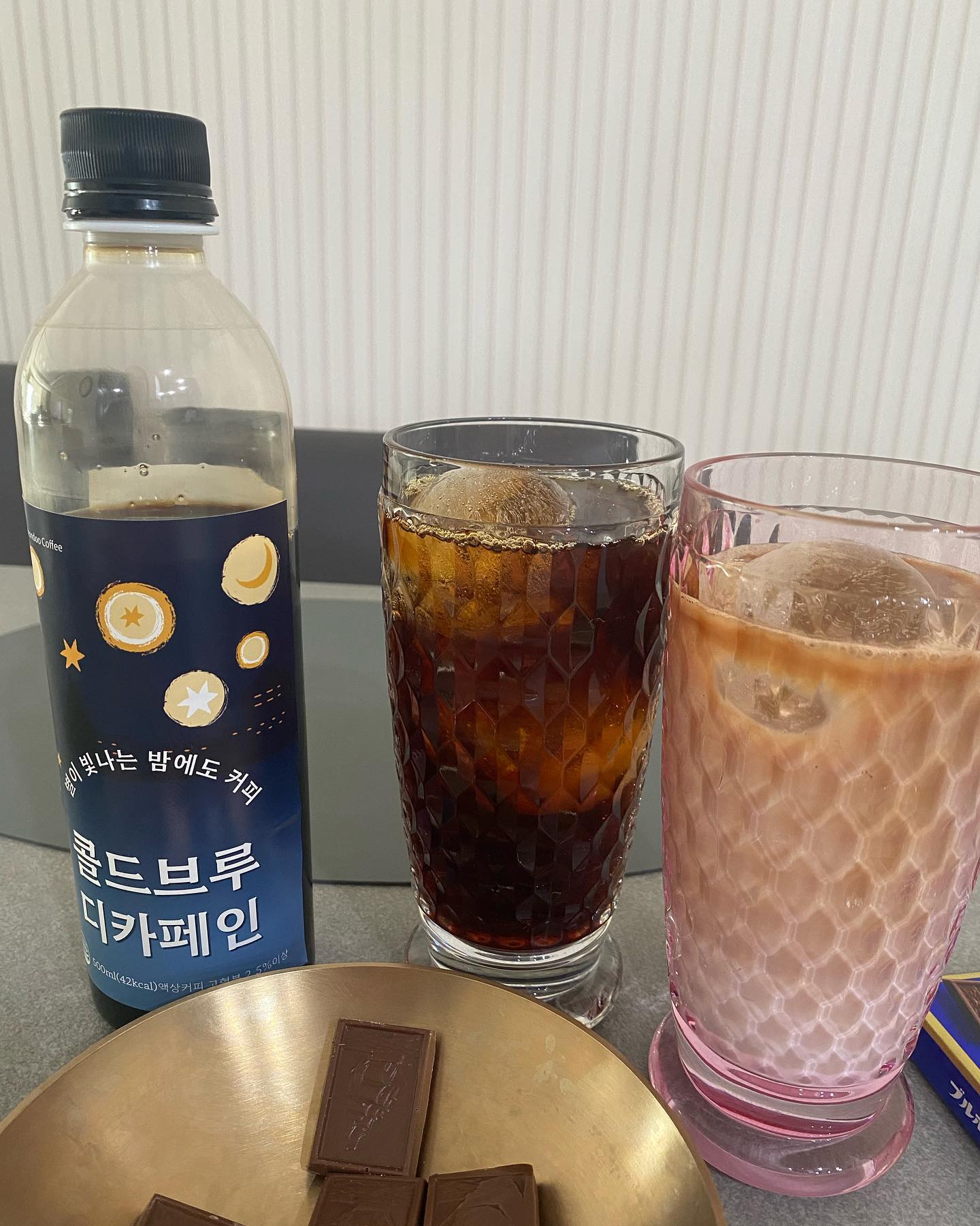 #협찬 #연두커피 🤎

커피를 너무 좋아해서 아침마다 캡슐커피를 챙겨서 출근해요😊
요즘 편하게 맛있는 커피 마시고 싶어서 연우커피의 콜드브루를 찾게 되었어요🤍

얼음과 물에 콜드브루 섞어주면 맛있는 아이스 콜드브루가 됩니다~!
얼음과 우유에 콜드브루 넣어주면 아이스콜드브루 라떼가 돼요‼️

부드러운 맛과 커피향이 너무 좋아서 금방 다 먹을 것 같아요🫢

내일도 모닝커피로 연두커피해요🫶

링크: https://naver.me/GkJoH3xS