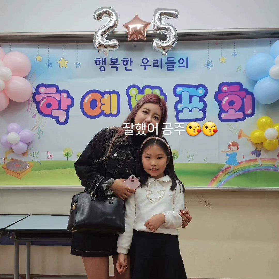 .
.
.
.
소리주의 근데 소리키고봐야됨

미안해 엄마 T야...
ㅋㅋㅋㅋㅋㅋㅋㅋ 내웃음벨 ㅜㅜㅋㅋㅋㅋㅋ
ㅋㅋㅋㅋㅋㅋㅋㅋㅋㅋㅋㅋㅋㅋㅋㅋㅋㅋ

근데 벌써 2학년..... 내년이면...3.....

#그래도잘했어 #내공주 #근데어떻게메인을했을까 #춤계속출꺼니
#너의흑역사제조기 #엄마가열심히찍어볼께