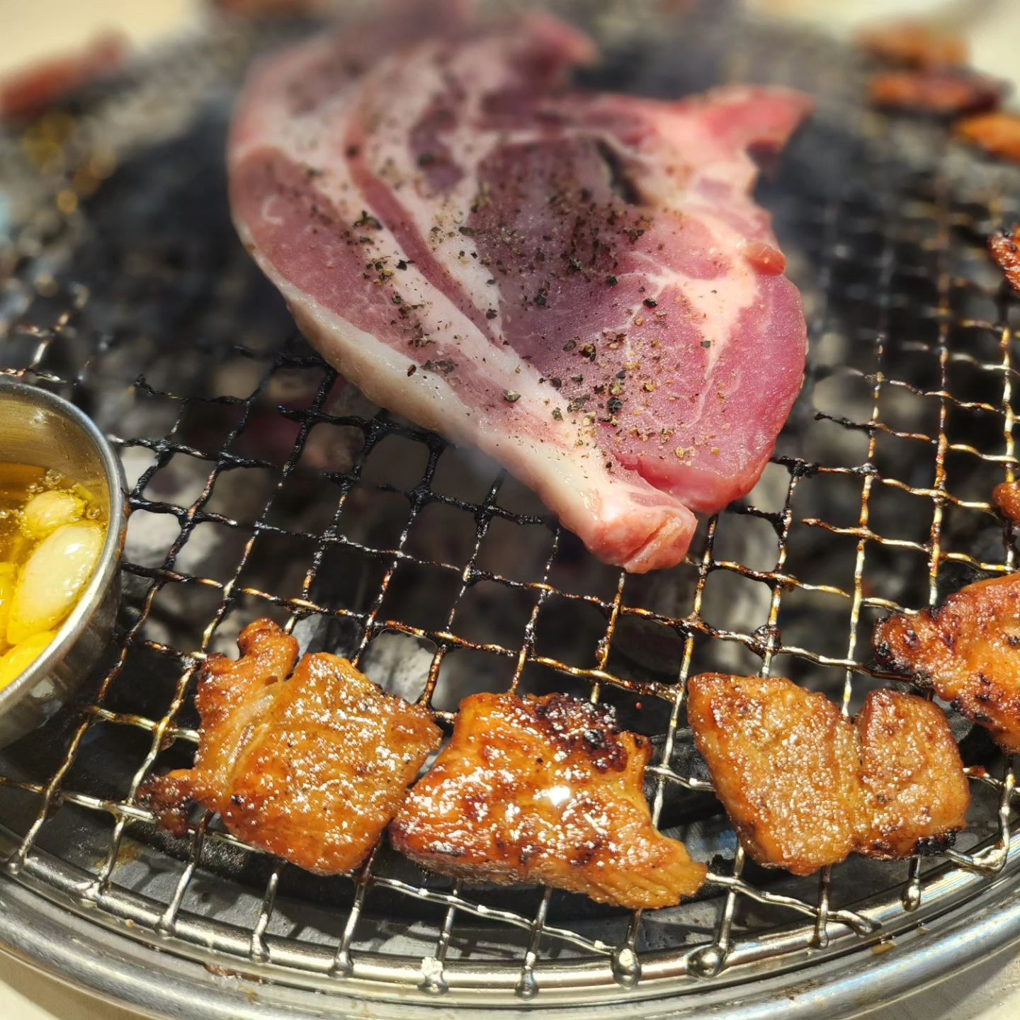 마음껏 먹어도 아무도 뭐라하지 않는 곳!
명륜진사갈비🥩
갈비버거까지 야무지게~~
삼겹살에서 껍데기까지 온가족 취향저격.
우리가족 즐겁고 맛있게 즐기고 왔어요♡

크리스마스를 맞이해서 기부이벤트도 하고 있대요. 선한영향력을 끼치는 명륜진사갈비 짱♡

#협찬 #명륜진사갈비리뉴얼 #명륜진사갈비 #명륜진사갈비역촌점 #명륜진사갈비버거