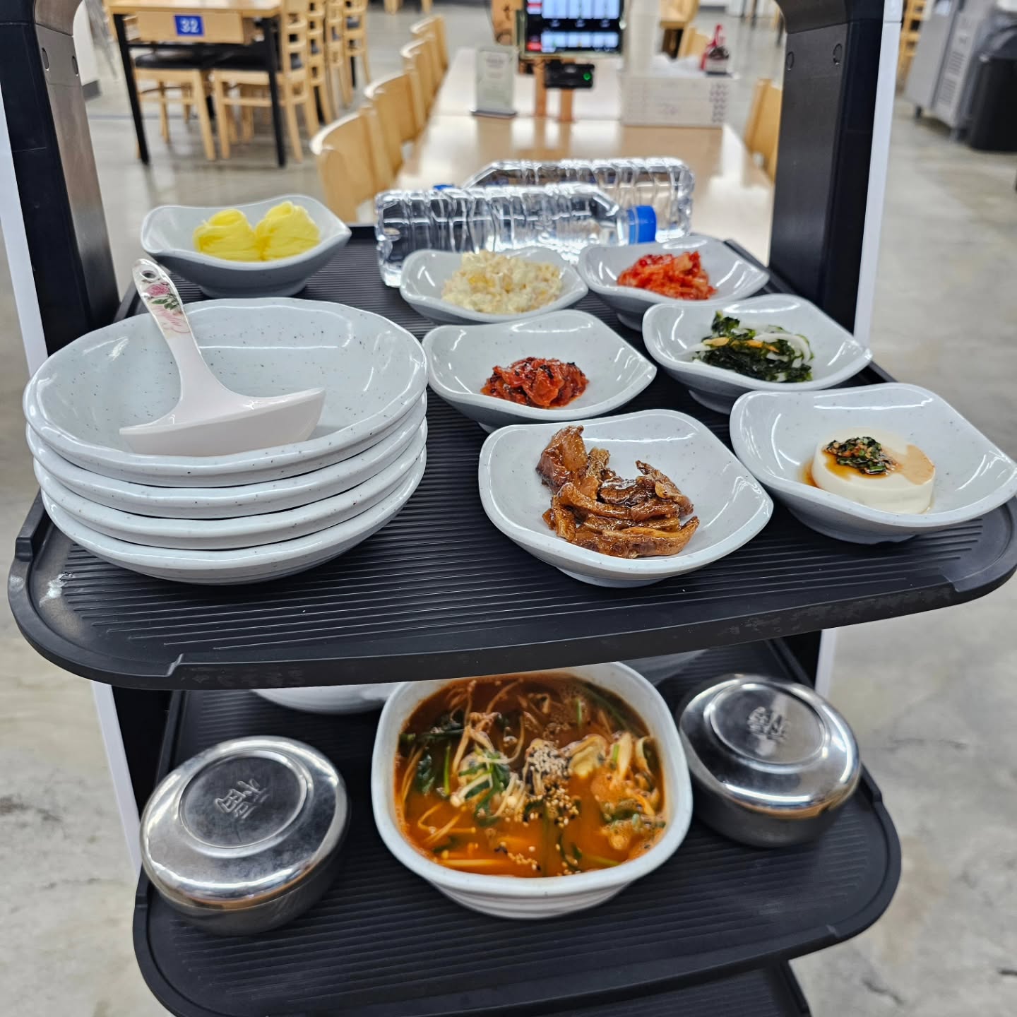 속초 식당에서 만난 서빙로봇ㅎ
세상 참 편해졌다 ㅎ
로봇이 가져다 주니 더 맛있는 너낌😍

#세종사이버대학교 #유통물류학과 #드론로봇융합학과 #식당서빙로봇