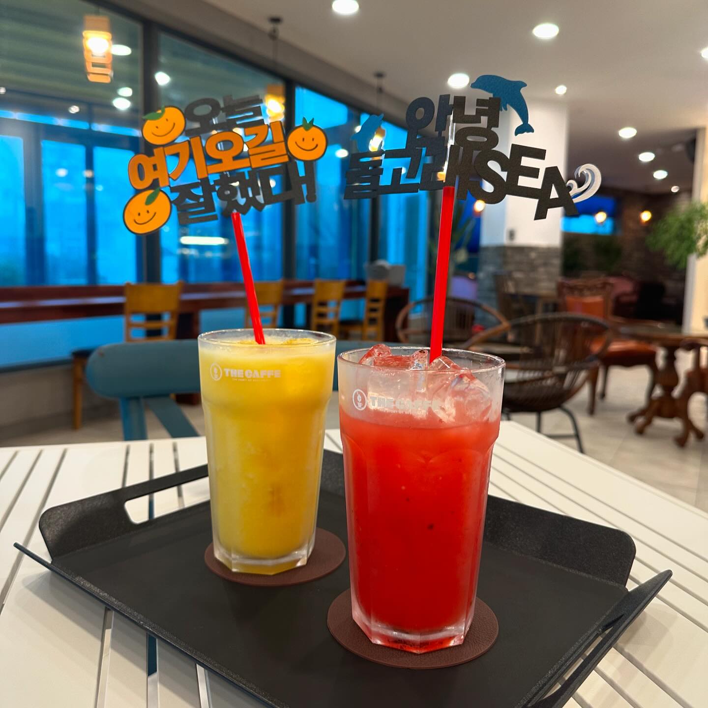 #협찬 #더카페 #수박주스 #파인애플주스 #서귀포바다카페
진짜가 나타났다!
진~짜 수박🍉
진~짜 파인애플 🍍을 갈아넣은 진~짜쥬스🤩
고즈넉한 분위기와 제주를 한몸에느낄수있는 
제주바다앞에 자리잡은 thecaffe_jeju 
제주에 첫!장마와함께 오게됐지만 날이좋은날
다시방문하고싶은곳!
어서와! 제주에 장마는 처음이지?
어마어마하네😱