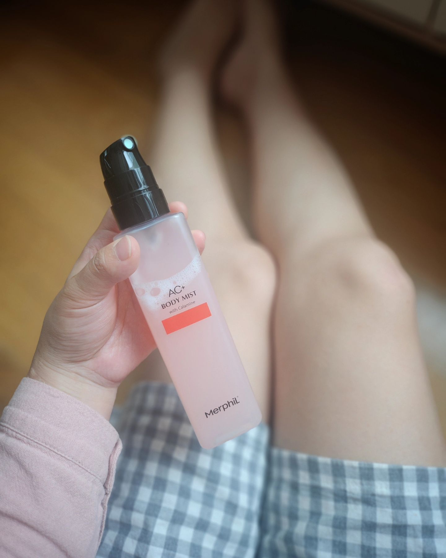 피부가 건조한편이라 바디로션은 필수로 발라야하는데요. 전 바른후 끈적거림이 싫어서 자꾸 망설이며... 바르곤했어요.
바디미스트로 바꾸고나니 삶의질이 너무 만족스럽네요. 끈적임없이 빠른흡수가되고 바른후 촉촉함과 시원함이 함께 느껴져서 피부가 쾌적함이 느껴집니다. 

이 제품이 여드름 바디워시 1위 메르필에서 출시된 신제품인데요.
등드름, 가드름, 엉드름등의 바디트러블에 좋다고하더라구요. 거기에 성분까지 착해서 피부자극없이 민감한 피부에도 사용하기 좋아요.
인공색소, 인공향료 무첨가거든요!! 

360도 회전 안개분무 미스트라 만족스러웠어요.
염증완화에 도움이 되는 핑크칼라민이 많이 함유되어있으니 사용전 충분히 흔들어서 사용해 주세요. 오래가는 여드름 흔적개선을 위해 양파추출물, 병풀추출물, 타마누오일, 쇠비름추출물이 함유되어있어요.

#메르필#여드름#메르필미스트#바디미스트#트러블#여드름화장품#등드름미스트#등드름바디미스트#여드름미스트#바디미스트추천#바디미스트추천#가슴여드름#엉드름#엉덩이여드름#좁쌀여드름#등여드름#바디트러블#가슴트러블#여드름완화#피지#성인여드름#청소년여드름#가드름#몸드름#등여드름#등여드름미스트#바디스프레이#여드름바디미스트##트러블바디미스트