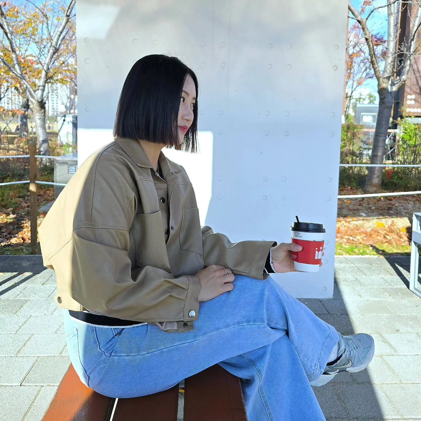 뿌헷 채아 인스타에 내 지분도 살짝👩🙈
화장하려고 하니까 채아가 "엄마 화장안해도 예뻐요 화장하지마 "
라고 했다 ㅜㅠ 예쁜 내딸내미 최고야ㅠㅠㅠ

그래도 오랜만에 기분도 낼겸 화장해봐쮸
화장 다 하고 나오니까 채아가 " 엄마예쁘다! 예뻐요 사랑해요 "

어제밤에는 밥먹다가 갑자기 " 엄마아빠채아 셋이 행복해요 채아는 행복해 "
라고 말하는 우라 채아

진짜 말도 너무 예쁘게 하는 울애기ㅠㅠㅠㅠ
사랑해

결국 내사진에 딸내미 얘기로 마무리 🤍

#엄마지분도가끔