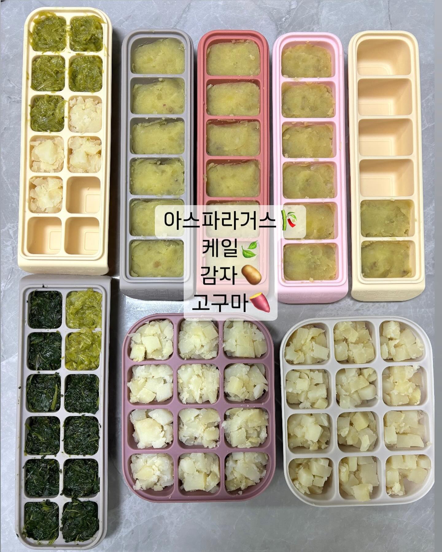 #후기이유식 3끼 다들 괜찮으신가요..?🫠
미루고 미루다 낮잠2도 없어지고 스케줄 꼬이면서
세끼 시작한지 3주되어가는데 엄마 힘들어 죽겐네요..🫠🫠

같은반찬 반복하기도 그래서 반찬가짓수 늘리니 토핑만드는 시간도 장난아니구 하루종일 먹이고 치우다 끝나네요..?🤣
수아 3-4끼 먹는동안 저는 한끼먹을 틈도 안나구요🤣🤣

재료 익히고 잘라서 얼리기만 하는것도 이렇게 시간이 많이드는데 요리해줘야하는 유아식 도대체 어떻게 시간내서 해줘얄까요 ㅋㅋ..
식사시간전에 바로 요리해서 주시는건가요..?
냉동보관 2주가 할만한거였다니 절망적이에요…🥹

#완료기이유식 #토핑이유식