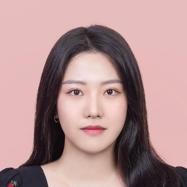 배윤서 on Instagram: "강남역 포토위크💗 #광고 본인의 퍼스널 컬러에 맞는 배경을 선택할수 있고 1:1맞춤보정으로 꼼꼼하게 진행해주십니다! 파우더룸이랑 탈의실도 있어서 편하게 준비할수