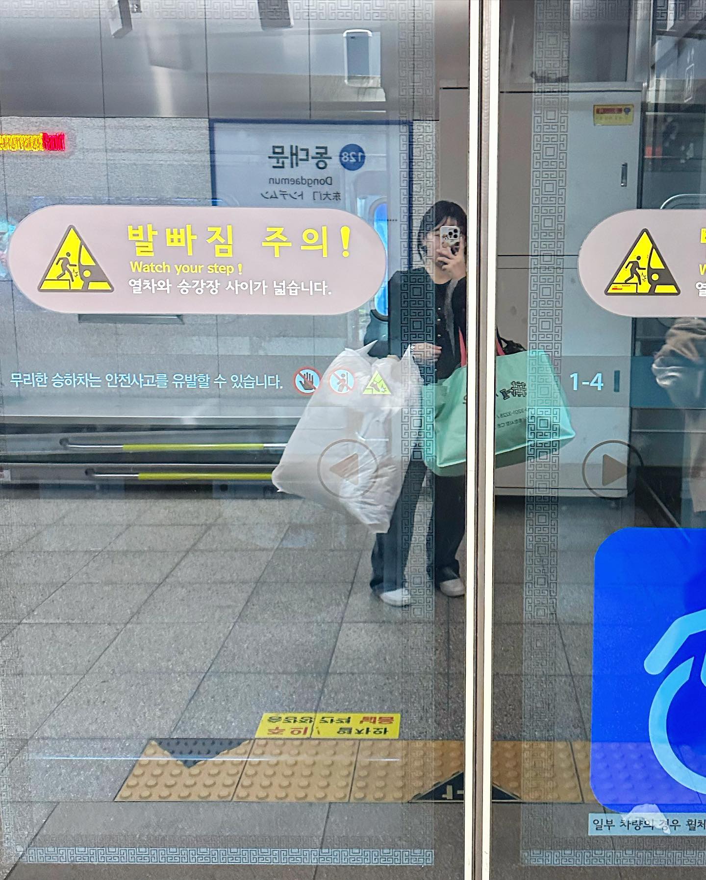 첫 동대문 방문기,,😇
⠀⠀⠀⠀⠀⠀⠀⠀⠀⠀⠀⠀⠀⠀⠀⠀
원장님이랑 함께한 동대문, 새벽5시에 일어나서 준비하고 6 시에 나와 김해공항 가는데 이 시간에 차는 왜 또 막히며 ㅜㅜ 사람들 참 부지런하구나 하면서 쿠팡다니던 시절 생각나고 (ㅋㅋ) 결국 길 잘못들어 수속 못해 4 만원주고 끊은 비행기표 취소하고 15000 원 제하고 환불받고 ㅎ 8 만원 주고 다시 끊어 겨우 서울 도착 !
⠀⠀⠀⠀⠀⠀⠀⠀⠀⠀⠀⠀⠀⠀⠀⠀
원장님이랑 만나서 동대문으로 이동 
친절한 분들도 많겠지만 까칠한 분도 많다 해서 긴장했는데 원장님이랑 가는 곳곳마다 다 친절했었다 다행히도 !!
⠀⠀⠀⠀⠀⠀⠀⠀⠀⠀⠀⠀⠀⠀⠀⠀
⠀⠀⠀⠀⠀⠀⠀⠀⠀⠀⠀⠀⠀⠀⠀⠀

이쁜원단 특색있는원단을 가져와 판매하시는 분 또 원단판매하시는 공방원장님들 노고를 참으로 알것같았고 🥹 몇마부터 사야할지 시작해서 뭘 만들지 수강생이선호할지 색은 어떤거 할지 세탁 하면 괜찮을지 여러가지를 다 고려해서 사야하니 참으로 힘들고 대단한 일이였다..🥹
⠀⠀⠀⠀⠀⠀⠀⠀⠀⠀⠀⠀⠀⠀⠀⠀
동대문에서 먹었던 청국장은 존맛탱이였고
언더24가서 스와치 보면서 또 이야기 하고 뭘 만들면 좋을지 생각도 공유하고 부자재 사러 또 돌아 다니고 샘플내린거 찾으러 가고 겨우 부산비행기 시간맞춘 동대문출장기..😵‍💫
⠀⠀⠀⠀⠀⠀⠀⠀⠀⠀⠀⠀⠀⠀⠀⠀
⠀⠀⠀⠀⠀⠀⠀⠀⠀⠀⠀⠀⠀⠀⠀⠀
허리가 아프고 발바닥이 저린 그런 하루여따..😇 내일은 그냥 쉬면서  일 생각 안하고 싶다..(쩝ㅎ) 11 월은 쫌 힘든달이다 여러모로🥶
⠀⠀⠀⠀⠀⠀⠀⠀⠀⠀⠀⠀⠀⠀⠀⠀
⠀⠀⠀⠀⠀⠀⠀⠀⠀⠀⠀⠀⠀⠀⠀⠀
그냥 일 안하고 살림하고싶다 🤪
ㅋㅋㅋㅋㅋㅋㅋ 그치만 낼은 공방가는 날🫶🏻
⠀⠀⠀⠀⠀⠀⠀⠀⠀⠀⠀⠀⠀⠀⠀⠀
⠀⠀⠀⠀⠀⠀⠀⠀⠀⠀⠀⠀⠀⠀⠀⠀
원장님이랑 진지하게 원단사러 동대문 가기 어려우신 분들을 위해 인터넷에 없는 원단 공구 해볼까 싶다 🥳 #많관부 
⠀⠀⠀⠀⠀⠀⠀⠀⠀⠀⠀⠀⠀⠀⠀⠀
자는 우재 보고있으니 세상 흐믓하네💙
아깐 장난감 치우라 하고 나는 폰 만지고 있었는데 이노무 우재가 “엄마 머하고이써?” “엄마 쉬고있어너무 피곤해!” 하니까 “ 엄마 핸드폰 했어 안했어? 어? 했어? 안해써? 한번 말해바~” 어이없다 ㅎ 눈치 보고 핸드폰 해야하니 ㅋㅋㅋㅋㅋㅋㅋㅋㅋㅋㅋㅋㅋㅋ 그리고 “엄마 대답좀 해바 쫌쫌!” 쫌쟁이 ㅋㅋㅋ🤣
⠀⠀⠀⠀⠀⠀⠀⠀⠀⠀⠀⠀⠀⠀⠀⠀
⠀⠀⠀⠀⠀⠀⠀⠀⠀⠀⠀⠀⠀⠀⠀⠀
⠀⠀⠀⠀⠀⠀⠀⠀⠀⠀⠀⠀⠀⠀⠀⠀
#동대문 #원단 #동대문원단  #셀카화질뭐냐 
⠀⠀⠀⠀⠀⠀⠀⠀⠀⠀⠀⠀⠀⠀⠀⠀