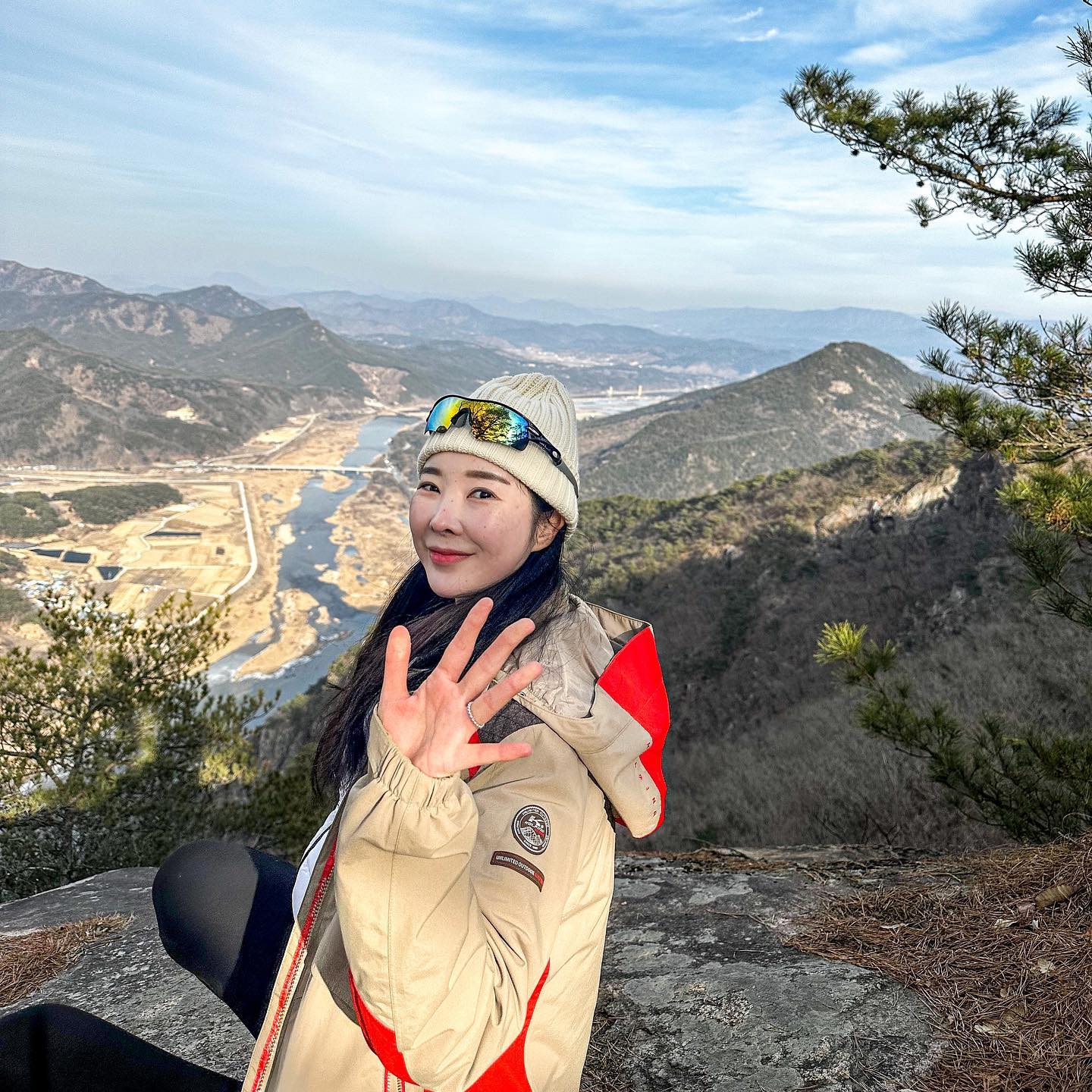 안뇽🤚🏻 화모닝~~
갈기산 포토존 바위에서 사진찍는거 다시 생각해도 아찔하다🫣🫣 도대체 여기서 어떻게 다들 잘찍으시는지 대단하십니다👍🏻 (3번째, 6번째 사진)
등산할때 바닥에 철푸덕 앉는 휴식시간이 너무 소중햇🥰
가만히 앉아서 산멍때리기 젤 좋아🫶🏻 💛
⠀
#자연에서힐링하기 실천중! 💘
🗺️ 충청북도 영동군 #갈기산 등산하면서 여행하기🤭
⠀
#등산 #등산스타그램 #블랙야크100대명산