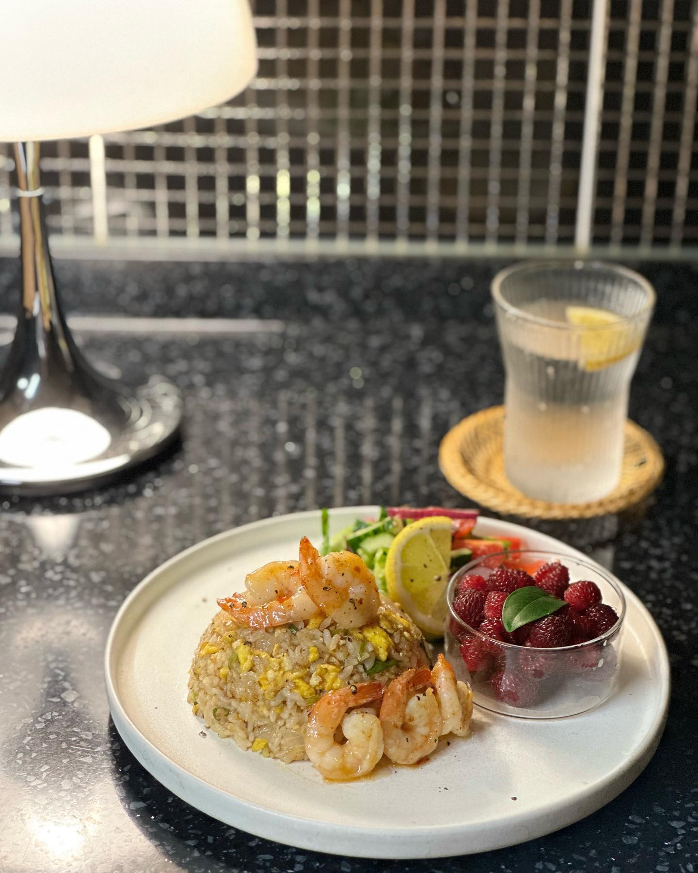 오늘 너는 기침과 감기기운으로 맛있는 저녁이 먹고싶은데 라고 하더니 중화식새우볶음밥을 해달라고 🙄 휘리릭 맛있게 먹어라 🤎

다른집은 7첩 반상이 오른다는데 엄마는 한그릇 식탁위주 
금요일 저녁 우리집 식탁

#륭군맘일상#륭군네테이블#륭군맘#와이프앤허즈번드#와앤허#와이프앤허즈밴드#워킹맘밥상#홈쿡#홈브런치#오늘의식탁#우리집식탁#우리집식탁이야기#와허레시피#샐러드식단#저녁식탁#건강하게먹자#볶음밥#새우볶음밥#중화식새우볶음밥