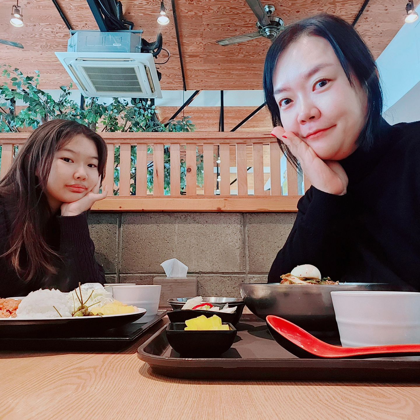 🔹️하루돈까스 & 인스파이어 리조트 & 동양염전

🎈울딸 학원 방학하는 날!

우리 데이트 하는날:)

요즘 핫하다는 인스파이어 가기로하고 아침부터 영종도 고우.
아점으로 맛집이라는 #하루돈까스 들러 돈까스.비빔국수 야미❤️
쟤료도 깔끔 맛도 깔끔😀
가성비 👍

#인스파이어엔터테인먼트리조트 도착하니 평일인데도
사람들은 바글바글...주말에 왔으면 큰일날뻔;
아직 가오픈기간이라 생각보단 soso🙄
깡지 왈 바닥까지 거울이였음 더 환상이였을꺼라는..

집으로 돌아오는길..
#동양염전 베이커리카페 ✔️
역시나 베이커리카페다운 큰 부지에 놀라고
금액에 놀라고ㅋㅋㅋㅋㅋ
그래두 빵 맛있음❤️
깡지와 올만에 즐거운 대화나누고 집으로😍

즐거운 데이트였다!

#영종도데이트 #영종도맛집 
#영종도카페 #영종도핫플
#영종도가볼만한곳 
#인스파이어리조트 
#하루돈까스 
#왕돈까스❤️
#동양염전
#소금빵맛집 #에그타르트❤️
