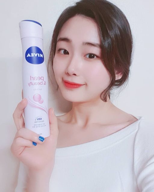 은지 on Instagram: "니베아 펄앤뷰티 데오드란트💙 . 데오드란트는 땀 많은사람만 쓴다고 생각했는데 대중교통 이용하며 순간적으로 땀 날때 딱 좋은 it템 인것같다❗ . 의약외품 데오드란트