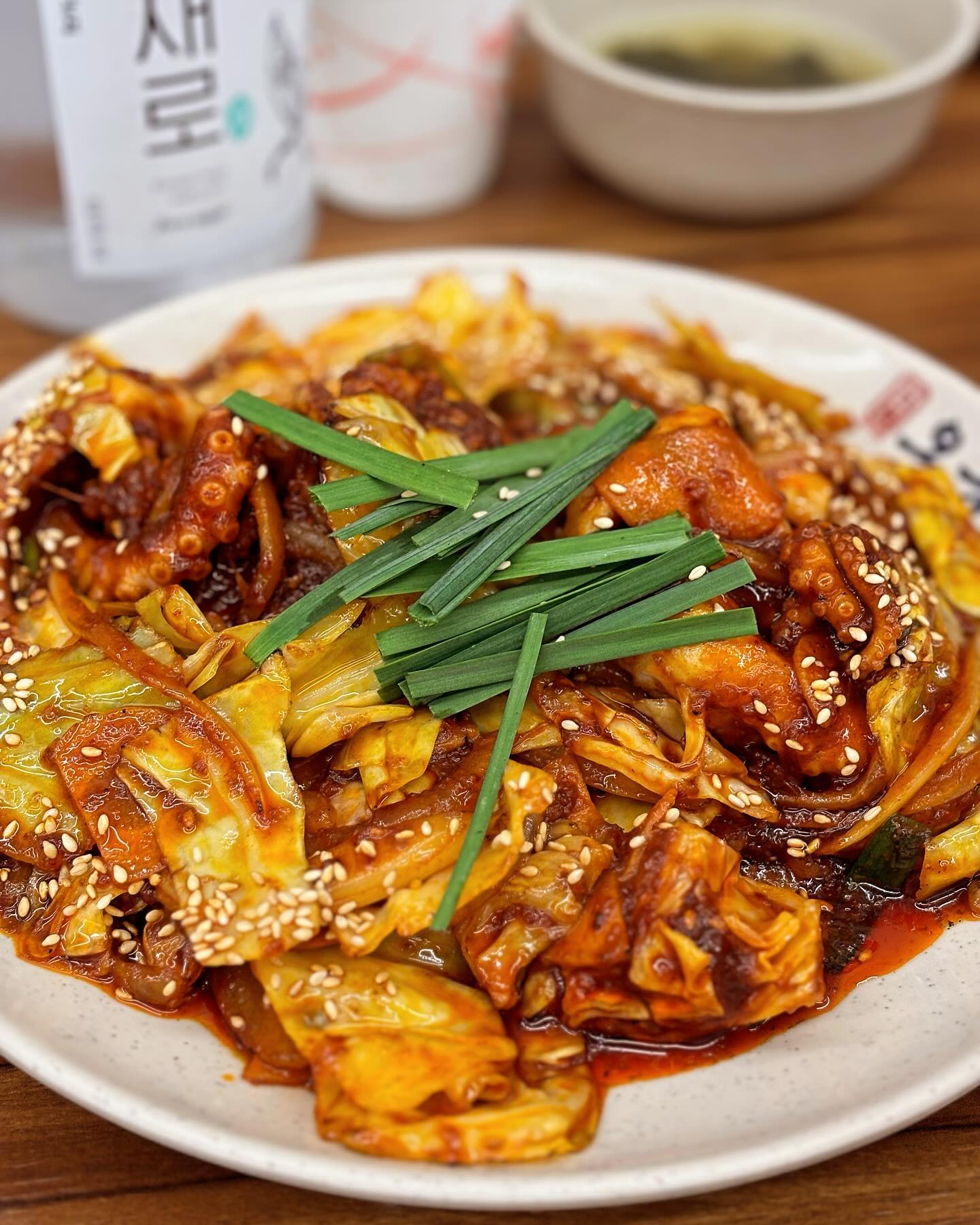 회식으로 가게된 수육과 낙지볶음 집! 워낙에 작년에 입소문을 많이 타서 찾아보니 의외로 본점이 발산에 있다. ㅇㅅㅇ... 삼성점 또한 회식장소로 꽤나 유명하다. 내가 방문한 곳은 이천하이닉스점인데, 오봉스페셜이 3~4인분 용으로 낙지볶음+수육+막국수가 나오는데 개인적으로는 3인분 정도로 느껴졌다. 낙지 볶음은 셀프코너에서 콩나물, 상추, 김가루를 직접 가져다가 밥과 함께 비벼먹어야 더 맛있다. 개인적으로 기름기 많은 고기를 좋아하지 않아서 수육과 전골은 느끼하게 느껴졌다. 낙지볶음 추천. 오히려 점심메뉴가 가성비가 좋다고 하니 다음엔 점심에 방문해보아야겠다. 
 
#내돈내산 
이천하이닉스점 오봉집
주소 : 경기 이천시 부발읍 경충대로2050번길 59-82 2층
✔️낙지오봉스페셜 56,000원
️️✔️가브리수육전골 34,000원
️
rate: 3/5

#믿먹소 #맛집 #소슐랭_이천 #소슐랭가이드 #이천맛집 #하이닉스맛집 #오봉집 #이천오봉집 #오봉집이천하이닉스점