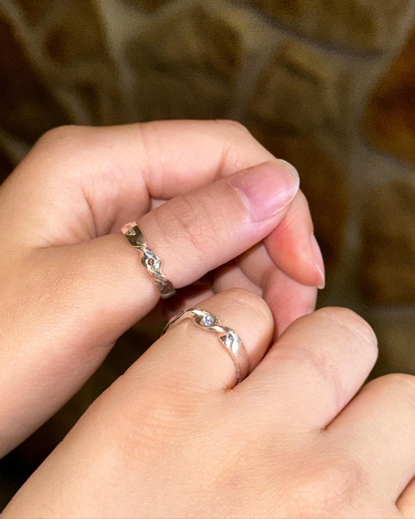 #협찬 의정부 데이트 추천 반지공방💍
주말에 이색데이트 어때? 📍반지더하기 의정부점
✔️ 19년간 약 15,000커플 이상이 다녀간 핫플!
✔️다양한 샘플이 많고 창작도 가능! 내가 원하는 디자인으로 만들자~!
✔️평균 완성되서 받아가는시간 1시간 30분~2시간! 당일 완성 가능!
✔️위험하거나 망할까봐 두려워하는분들이 많은데 마무리를 전문세공사들이 해주셔서 예쁘게 나옵니다!! 걱정 노노!
✔️커플링외에도 우정링,가족링으로 많이들 하세용! 저도 동생이랑 가족링 했어요~
💍 진행중인 이벤트 💍
✔️ 모든 재질은 99.99% 순은으로 되어 있으며 50%할인이벤트 중
✔️ 간단한 SNS 이벤트로 5천원상당의 은가드링(얇은링) 제공
🗺 위치: 경기 의정부시 행복로 11 5층
⏰ 영업시간: 12:00 - 22:00
🤍다음 피드가 궁금하다면?➡️ w_w_dodo
🤍먹팔 환영💞 댓글 남겨주세요❣️
🤍#도도_의정부
#먹스타 #먹팔맞팔 #의정부 #의정부반지공방 #의정부데이트 #의정부놀거리 #의정부핫플 #의정부원데이클래스
