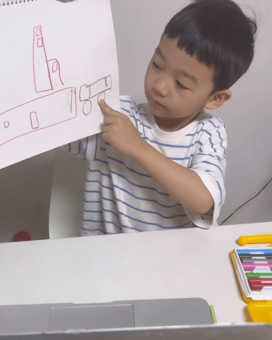 🏠밍기네 아웃스쿨 라이프
이번에 8기 아웃스쿨 앰버서더로도 활동하게 되었어요. 직접 참여해보고 솔직 리뷰를 드려요 ! 👼👼👼

유아부터 #초등화상영어 까지 좋은 #미국화상영어 수업이 정말 많은 아웃스쿨 ! $10 대 부터 시작하는 저렴한 가격에 퀄리티는 수업을 “집에서” 받아 볼 수 있다는 게 정말 장점인거 같아요

✅이번에 소개해 드릴 수업은 John Broadwater 선생님의 ⭐️Finance and Money Club: S&P 500 Stock Market Sectors ⭐️입니다. 25분 동안 진행되는 이 수업에서는 하루에 한가지씩 산업섹터를 다뤄요. 이제까지 Communication Services, Consumer Staples, Health Care 등의 수업에 참여했어요 #어린이화상영어 제목은 너무 후덜덜 하지만 사실 우리가 숨쉬는 공기 빼고 (아 공기도 공기 청정기 산업과 ㅎㅎ) 연결이 안 된 데가 없잖아요. 사실 따지고 보면 공룡 우주보다 식탁에서 만나는 케찹, 다칠때 붙이는 밴드 등이 훨씬 가까운 이야기지요. 
 
✅랜선 미국 여행. 선생님은 수업중에 다양한 목소리톤을 쓰셔서 아이들이 더욱 집중하게 됩니다. 
밍기가 참여하는 수업은 오전 수업인지라 미국에서 홈스쿨 하는 친구들이 들어오는데요. 원어민 아이들 당연히 영어를 잘해요 ㅎㅎ 친구들에게서도 배울 점이 많고 선생님께서 단답형이라도 이야기할 수 있도록 꾸준히 동기 부여 해 주시고 이끌어 주셔요! 아이들의 주위를 환기 하기 위해 선생님의 목소리도 자유 자재로 쓰시고 아이들의 관심사를 잘 파악 하시더라고요 👍

이외에도 John Broadwater 선생님은 여러 클럽을 리딩 중 이신데 선생님의 다른 수업은 아직 들어 보지 못했지만 곧 들어 보면서 후기 전할게요😇

첫수업은 비용 부담없이 시작해 보세요! 
앰버서더 전용 첫수업 할인코드를 적용하시면 $20 까지 첫 수업 할인을 받을 수 있어요. 
'첫 수업 무료 코드' 
 👉  8MGEE20 👈 

outschoolkorea #아웃스쿨 에서 만나요! 👋👋👋

#아웃스쿨 #Outschool #어린이화상영어 #초등화상영어 #미국화상영어 #미국영어 #미국교육 #3세 #4세 #5세 #6세 #7세