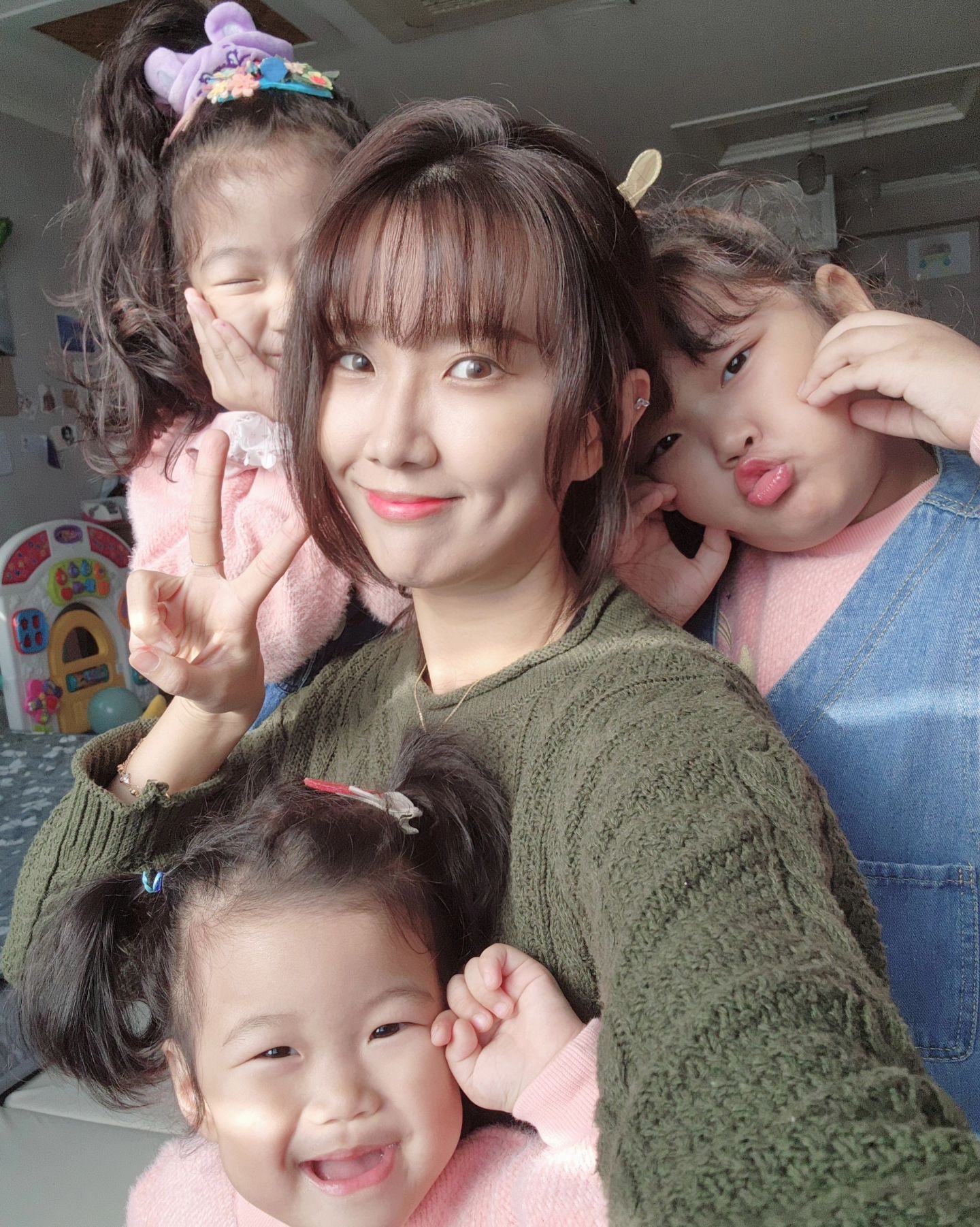 #ᴅᴀᴍɪɴꜱᴏᴍɪɴ
#2017013102573760 #2019100902433520
#2022062712083300 

내가 낳은 예쁜 공주 셋
셋이 보고있으면 그저 예쁘구 그저 뿌듯빤스

다미니가
변장했다고 놀려댔지만
난 꿋꿋햐
ㅋㅋㅋㅋㅋㅋㅋㅋㅋ