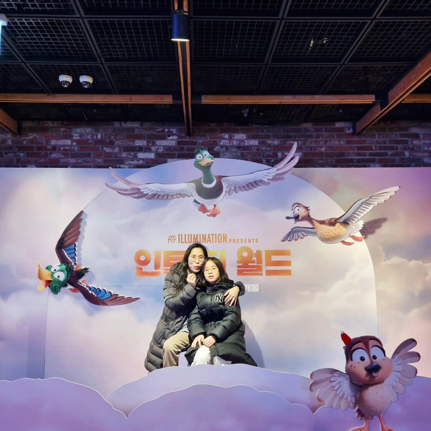 #광고

새해의 시작,  아이들의 겨울방학을 즐길 아이템을 찾으신다면 <미니언즈>,<슈퍼 마리오 브라더스> 일루미네이션의 2024년 첫 영화인 <인투 더 월드> 어떠세요?

🎥  1월 10일 개봉하는 <인투 더 월드>는 오리 가족의 모험을 통해 두려움을 극복하는 용기와 도전을 담은 영화에요.
 
🌞  새해를 시작한다면 모두 가슴에 부푼 꿈 하나 가지고 계시죠?
새해에 딱 어울리는 가족 영화, <인투 더 월드>
극장에서는 미니언즈의 새로운 단편영화 <달탈출>도 관람 가능하답니다.

일루미네이션 팬이라면 1+1 같은 혜자스러운 선물을 놓칠 수 없죠!
 
🐤  안정을 추구하는 삶을 극복하고 자메이카를 찾아 모험을 떠나는 오리 가족의 도전 정신!
아빠, 엄마, 오빠, 귀여운 동생 오리까지~
매력적인 캐릭터들이 벌이는 모험이 흥미진진한데요!

☁️ 극장의 커다란 브라운관을 채우는 화려한 장면도 인상적인 영화 <인투 더 월드>
아름다운 자메이카, 화려한 도시 뉴욕, 구름 위 환상적인 공간에서의 모험~

🎥  눈도 정말 즐거워서 극장에서 즐기시길 강추합니다!!! 새해의 시작~ 가족들과 <인투 더 월드>를 즐길 수 있는 극장 나들이 어떠세요! 

#인투더월드 #일루미네이션 #영화 #영화추천 #1월10일극장개봉 #애니메이션 #가족영화추천
