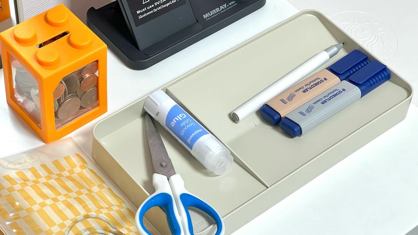문구류 좋아하는 것도 알고리즘에 뜨나 ...( ꙭ ).ᐟ.ᐟ

#플립트레이 가 너무 심플하고 예뻐서 고민 1도 안하고 하겠다했는데
실물이 더 예뻐 ... 심지어 양면으로 쓸 수 있다니 ... 실용성까지 대박..(・о・)

너무 재밌게 대화하느라 시간 가는줄도 몰랐는데 선물을 하나 더 받아와버렸다 ...
요즘 PVC에 꽂혀있었는데 #pvc지퍼파우치 를 뙇 주셔서 진짜 놀랐어요 
디자인이며 색이며 심플러버는 환장하는 중입니다❤️

room.nery 대대손손 번창만 하시는걸로.