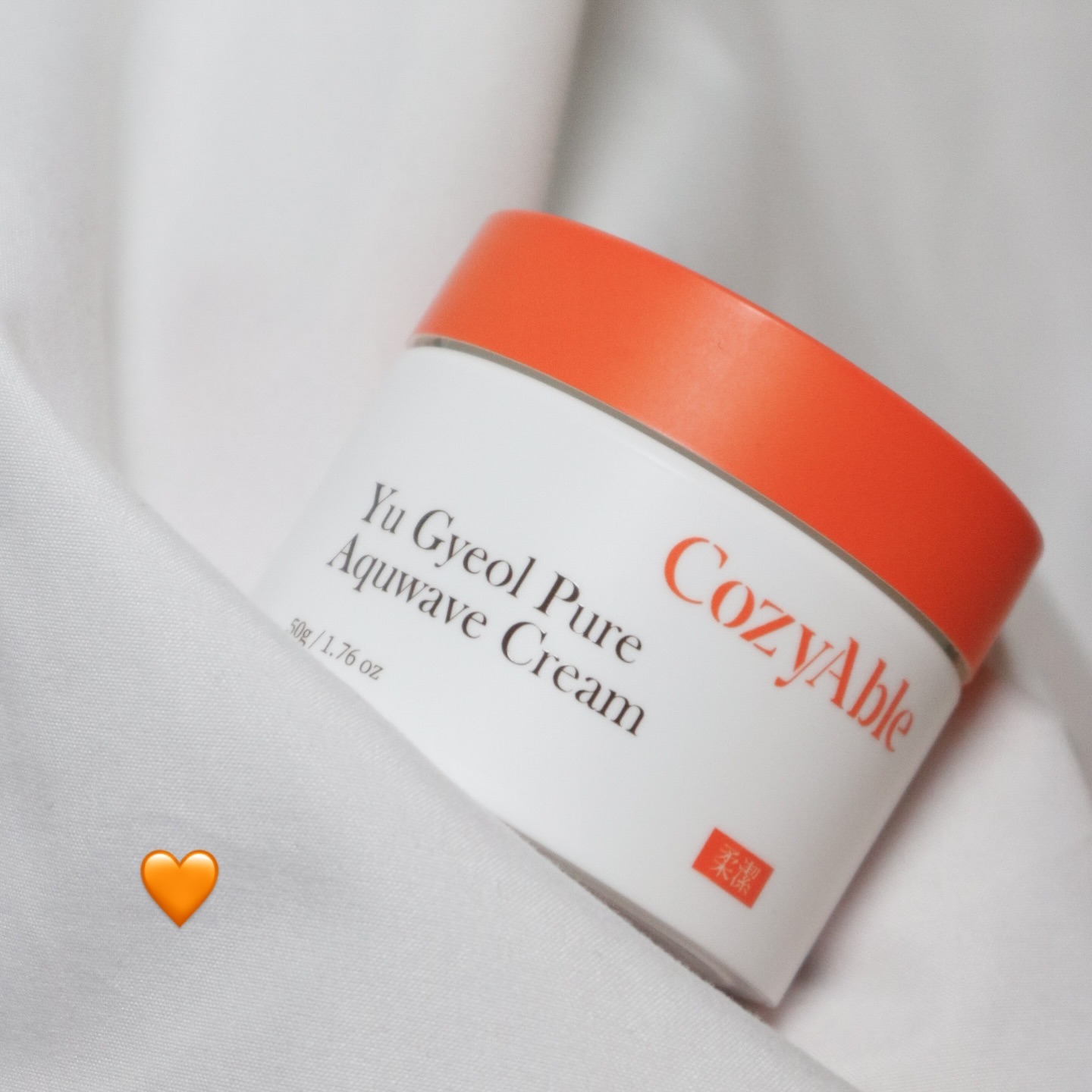 #제품제공

🧡코지에이블 유결 퓨어 아쿠웨이브 크림🧡

💟50g
______________________________________
#코지에이블 #슬로우에이징크림 #속건조수분크림
진정한 수분, 밀도 있는 수분감 무엇보다 저처럼
속건조가 고민이신 분들! 주목! 탄탄한 수분감을
주는 코지에이블의 유결 퓨어 아쿠웨이브 크림
가지고 왔슴당!
-
🔸PhytoG Stem Cell 2종 함유!
강인한 생명력을 지닌 에델바이스캘러스배양
추출물과 인삼분열조직세포추출물 함유로
맑고 부드러운 피부, 슬로우에이징을 돕습니다!

🔸무려 8중 히알루론산에 판테놀까지+++
저,중,고분자가 모두 함유되어 피부 깊숙이 수분을
채워주어 속건조 Catch! 판테놀까지 함유되어
무너진 피부 유수분밸러스를 맞춰줍니다!

🔸피부를 지켜줄 세라마이드NP 함유!
세라좀 기술로 피부 깊이 침투를 도와 수분장벽을
관리해주며 보습막을 형성해 수분유지를 돕고
피부 본연의 힘을 기르는 데 도움을 줍니다!

🔸미백&주름개선 2중 기능성 성분 함유!
식약처 인증 고시 미백 기능성 성분인 나이아신
아마이드와 주름개선 기능성 성분인 아데노신을
함유하여 안티에이징을 돕습니다!

🔸병풀 핵심 성분 3종+수딩쿨러 진정 시너지!
피부 진정 및 보호를 돕는 병풀 핵심 성분 3종과
특허성분인 수딩쿨러를 함유하여 문제성 피부를
더욱 괴롭히는 피부 열감을 해소시켜 줍니다!

🔸자연의 힘을 가진 자연유래추출물 10종 함유!
자연물 10종에서 얻을 수 있는 건강한 에너지를
전달하여 푸석하고 메말랐던 피부를 진정시키고
영양보습을 부여해 화사하고 건강한 피부로 가꾸어
줍니다!
-
🤍총평🤍
요즘 볼부분이랑 턱라인쪽이 건조해서 무의식중에
긁었더니 금방 예민해지고 볼은 상처도 났더라
구요ㅠㅠ 그래서 정말 수분을 가아득 채워줄 크림을
찾고있었는데 여기 있었네요! 저는 유분만 넘치는
크림을 정말 안좋아하는데 이 크림은 일단 발림성이
너무 부드럽고 촉촉하구요! 흡수도 빠르고 수분을
가득 전달해줘서 한겹만 발라도 촉촉탱탱한 느낌을
받았어요! 그렇다고 젤크림처럼 금방 날라가는게
아니라 적당한 영양감과 수분광을 내어주는 크림이라
너무 좋았어요! 그래서 수부지분들도 이거 한번
바르면 맘에 들어하실 거 같아요! 바르고 위에 화장
해도 밀리지않아서 자주 손이 가구요! 수부지
분들은 4계절 사용해도 될 만큼 적정 비율의 수분감
영양감을 가진 크림이라 어쩜 이렇게 적절하게
만들었나 감탄했답니다!
가을에 피부를 탄탄하게 안가꿔놓으면 겨울에
진짜 고생하시는거 아시죵,,? 요즘 매일 1일 1팩하면
서 악착같이 채웠는데 팩하고 이 크림까지 바르니까
속건조도 촵촵 잡히는게 매일 꾸준히 피부를
위해 관리해줘야겠다는 생각을 했답니다!
문제성피부도, 건성피부도, 지성피부도 모두 사용할
수 있을 제형이고 들어간 성분들 보면 정말
멀티풀한 크림인 거 같아 피부 고민이 있으셨던
분들은 한번 쭉 읽어보시고 직접 사용해보시는 걸
추천드립니당🧡
-
#슬로우에이징 #데일리크림추천 #스킨케어추천
#세라마이드크림 #진정크림추천 #슬로에이징
#수분크림추천 #속건조크림 #SlowAging