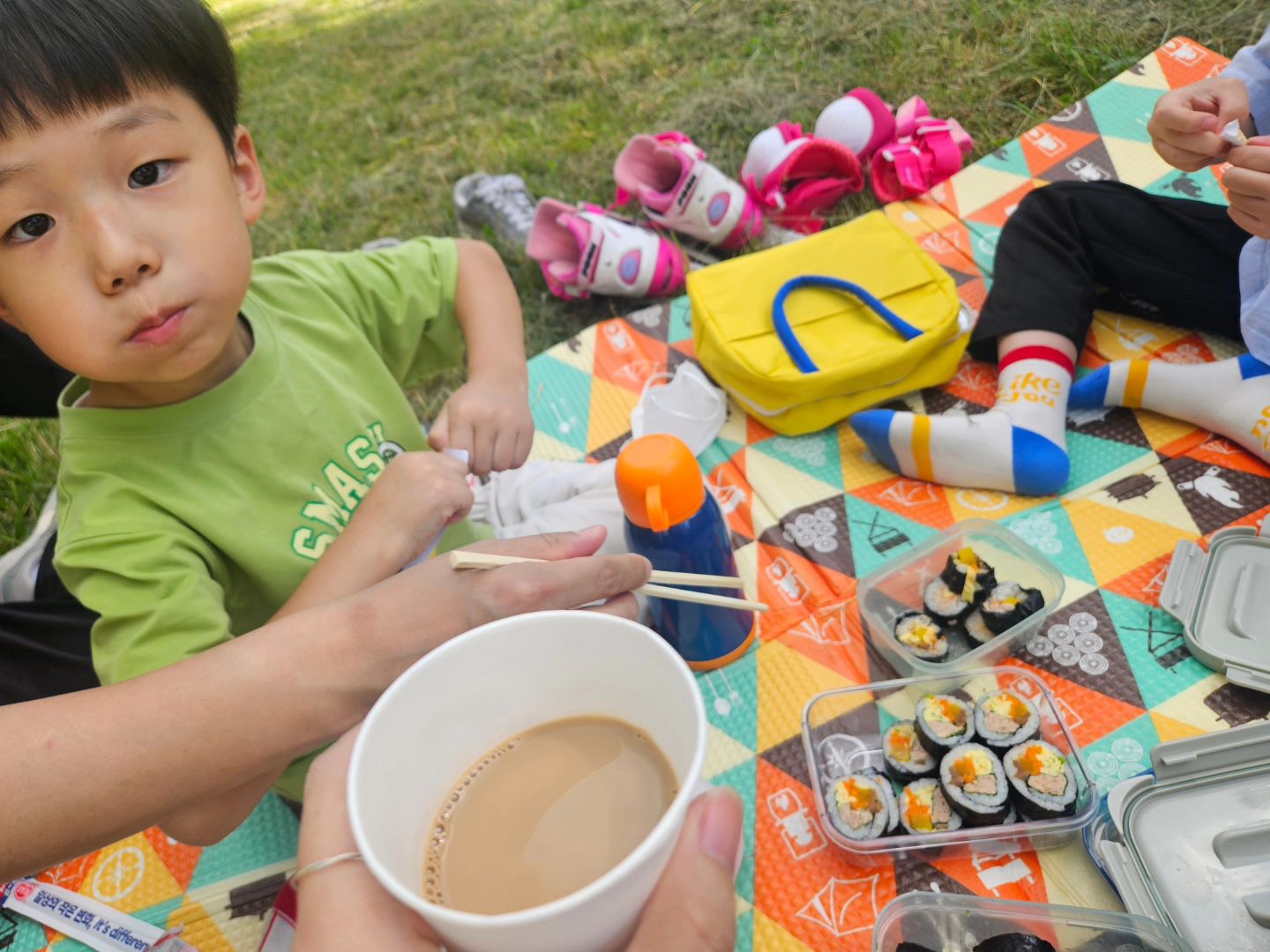 휴일을 휴일답게!!
김밥싸고 커피내려서 쉴려고 피크닉 왔는데..
계속 신발 벗겼다신겼다.
잠자리 잡아주고 비누방울날리고 배드민턴치고 넘나바쁜것🤣
.
.
.
#난지한강공원 #개천절 #가족나들이 #피크닉