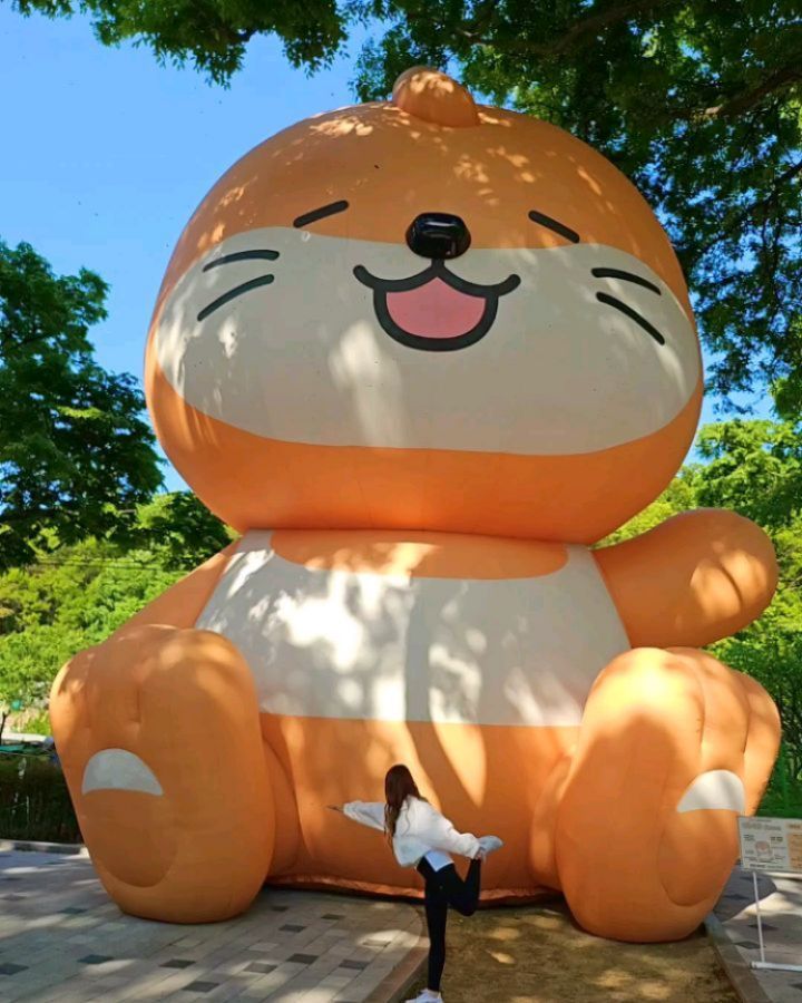 ‼️요가 원데이 클래스+맛있는 간식+전문 작가님이 찍어주시는 스냅사진 이 모든 걸 단돈 7천원에?!

여러분 대구 달서구에서는 자연 속에서 귀여운 마스코트 아따와 함께 힐링 요가를 즐길 수 있는 달서 웰니스라는 초대박 프로그램이 있어요🧘✨️

느티나무 아래에서 시원한 바람과 자연의 소리를 들으며 즐기는 힐링요가🌿🧘‍♀️
전 이번에 요가가 처음이였는데 전문 강사님이 한 분 한 분 자세도 잡아주시고,
초보자도 어렵지 않게 따라할 수 있는 동작들여서 넘넘 재밌더라구요

요가 수업이 진행되는 동안은 전문 사진 작가님이 개별 📷스냅사진도 찍어주시고, 🥜견과류나 🍇컵과일, 음료 등 건강 간식들도 무료로 제공 되는데 이 모든 패키지가 단 돈 7천원이에요!! 대박이죠🫢🫢

주변에 산책하기도 좋고 이쁜 카페도 많으니 힐링 요가 후에도 제대로 힐링 할 수 있는 코스니 달서 웰니스로 힐링하시고 오셔요💛

-달서구에서 제작지원을 받아 촬영하였습니다

#달서구아따 #웰니스힐링요가 #대구여행 #대구핫플 #요가 #대구가볼만한곳 #요가원데이클래스 #자연속힐링요가 #달서구맛집 #수밭골