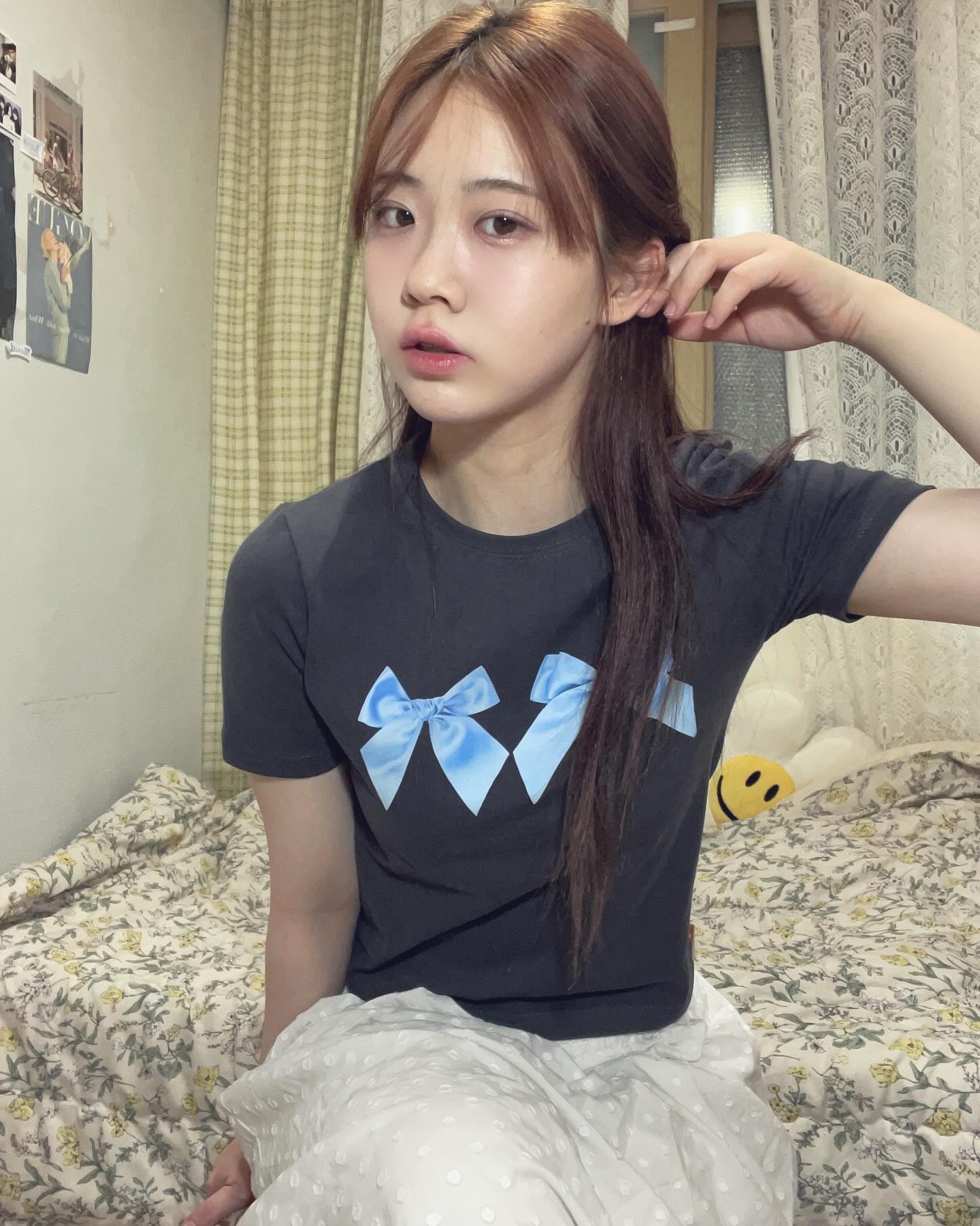 로제프란츠의 🎀🎀 Twin Ribbon T-shirt 

제품 정보는 프로필 링크에 있습니다

매우 탄탄한 소재이며 목 부분의 오버로크 처리로 목 늘어남 방지가 뛰어나다! 
정사이즈와 타이트 중간 핏이며 오버핏의 하의와 매치하면 찰떡콩떡 🌒

🎀디자인은 리본 프린팅이 너무. 귀엽다. 🎀

🎀이렇다면 구매를 적극 추천한다 🎀
1. 리본 좋아한다
2. 상의는 정핏으로 맞게 입는 거 선호 한다
3. 팔뚝비만이 아니다 
4. 귀여운 프린팅에 환장한다
5. 발레코어 좋아한다 
6. 스커트 또는 오버핏의 하의를 자주 입는다 (바지도 잘 어울리지만 스커트나 오버핏 하의와의 조합이 좋음 )
7. 오래 입을 반팔이 필요한다

#제품제공 #협찬문의 #로제프란츠 #반팔추천 #지그재그