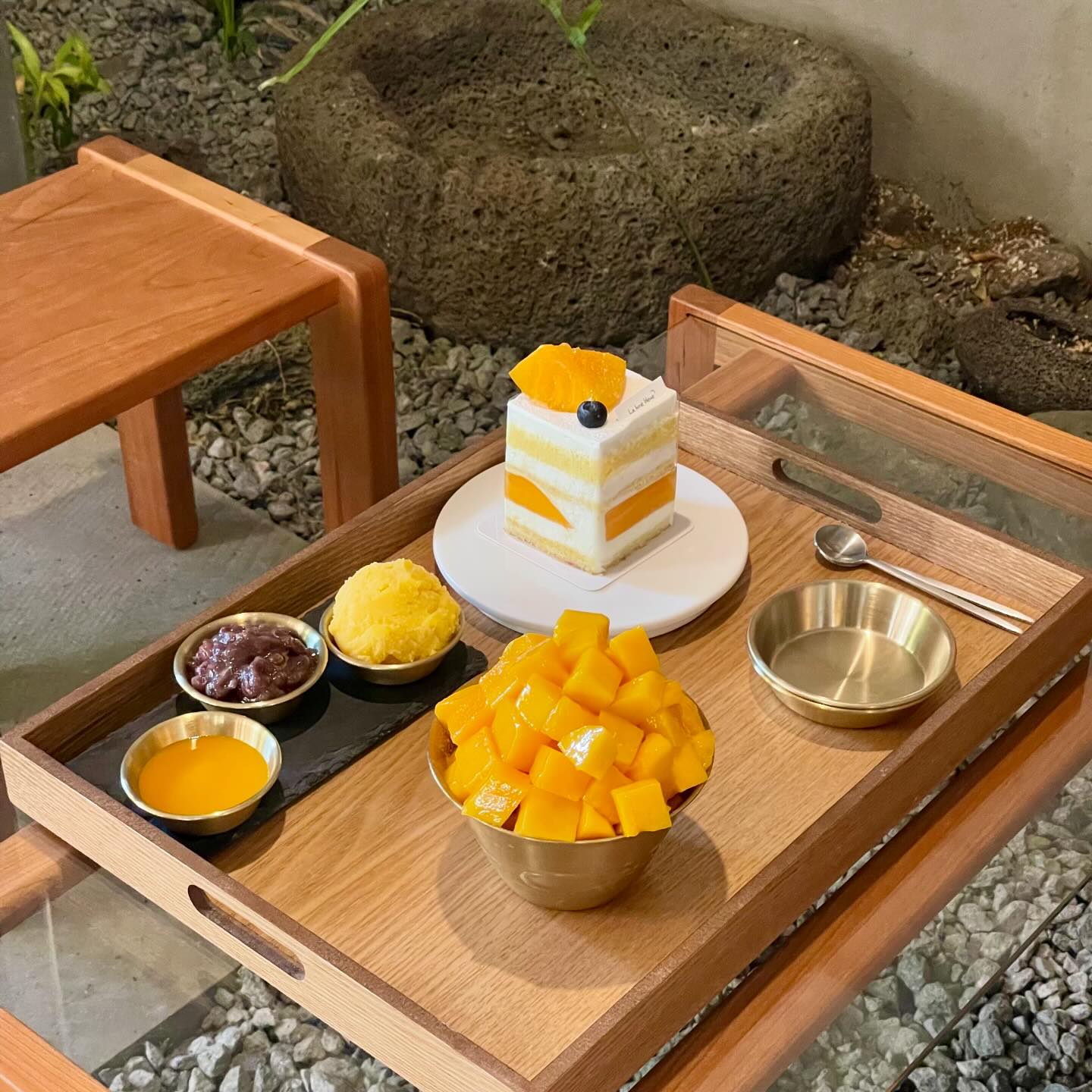 #협찬 🥭
제주산 애플망고 빙수를 만나볼 수 있는 곳 #라룬블루 

옛 구옥을 리모델링하여 제주 감성이 제대로 느껴지더라구요
천장 구조부터 곳곳의 식물과 소품들 그리고 조명까지
아늑하고 따뜻한 분위기에 제주 갬성이 뿜뿜✨✨

농장 직송으로 받은 제주산 애플망고를 사용해 신선하고
사진에 보이는 색감이 너무 예쁘죠 빙수 맛도리 제대로👍👍

영롱한 애플망고가 한가득인데 거기에 직접 만드신 망고셔벗과
국내산 팥까지 곁들여 먹으면 힐링 그 자체🥭🥭

애플망고 케이크는 동물성 100% 생크림을 사용한다는 점❕
달달함과 상큼함이 잘 섞어있고 완전 깔끔하더라구요😀

카페 인테리어 갬성두 너무 예쁘고 너무 좋고 앞에 정원이 넓고
잘 꾸며져 있어서 제주갬성 포토존으로 딱이에요🌿🌿

그 외에 소금빵, 다쿠아즈, 한라봉무스, 팡도르 등등 다양한
베이커리를 즐기실 수 있어요🥐

제주 서귀포에서 신선한 애플망고 빙수와 다양한 베이커리
그리고 제주 갬성을 제대로 느낄 수 있는 곳 라룬블루

주소: 제주 서귀포시 남원읍 태위로 27 1층 라룬블루

#디로스_제주 #디로스 

#제주카페 #서귀포카페 #제주망고빙수 #제주망고 #서귀포망고빙수 #서귀포망고 #제주소금빵 #서귀포소금빵