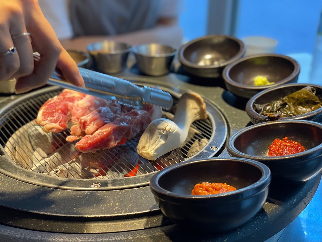 주에 한번씩은 고기를 먹어줘야 하는 나ㅎㅎ 
오늘은 친구랑 퇴근 후 연수동에 있는 고깃집으로 슝슝

아마 한번씩은 가봤을 원조부안집! 여긴 특수부위 파는 고깃집인데..일단 먼저 쫀득살 2인분에 살얼음 물쫄면 10분밥!을 시켰다! 여긴 좋은 점이.. 고기를 구워주신당♥

숯불 위에 치이이익 쫀득살을 올려서~
알맞게 익은 고기 한점에 다양하게 찍어먹을 수 있는 양념장을 주시는데 매콤한 소스, 멜젓, 깻잎, 소금, 와사비, 쌈장 까지! 다양한 조합으로 맛 볼 수 있어서 질리지 않고 계속 넘어간다 ㅋㅋ

콩나물이랑 마늘도 기름에 담겨나오고 불판에 올려서 먹음 아주 ㅎㅎㅎㅎ 
그리고 나온 10분밥! 계란,김 들어간 밥에 버터랑 함께 주시는데 버터랑 슥슥 비벼 먹으면 이것 또한 밥도둑이다 

매장은 아주 깔-끔! 벽면에는 네온도 붙어있다 ㅋㅋㅋ
밑반찬을 가져다 먹을 수 있는 셀프코너도 있어서 먹고싶은 만큼 가져다 부담없이 먹을 수 있어 좋았다 ㅎㅎ

💯 원조부안집연수점

#협찬 #리뷰노트 #원조부안집연수점 #연수동맛집 #연수동고깃집 #원조부안집 #연수동돼지고기 #연수동쫀득살맛집 #쫀득살 #10분밥 #연수동 #고기맛집 #연수동고기맛집 #간장계란버터밥 #소스맛집 #특수부위맛집 #연수동술집