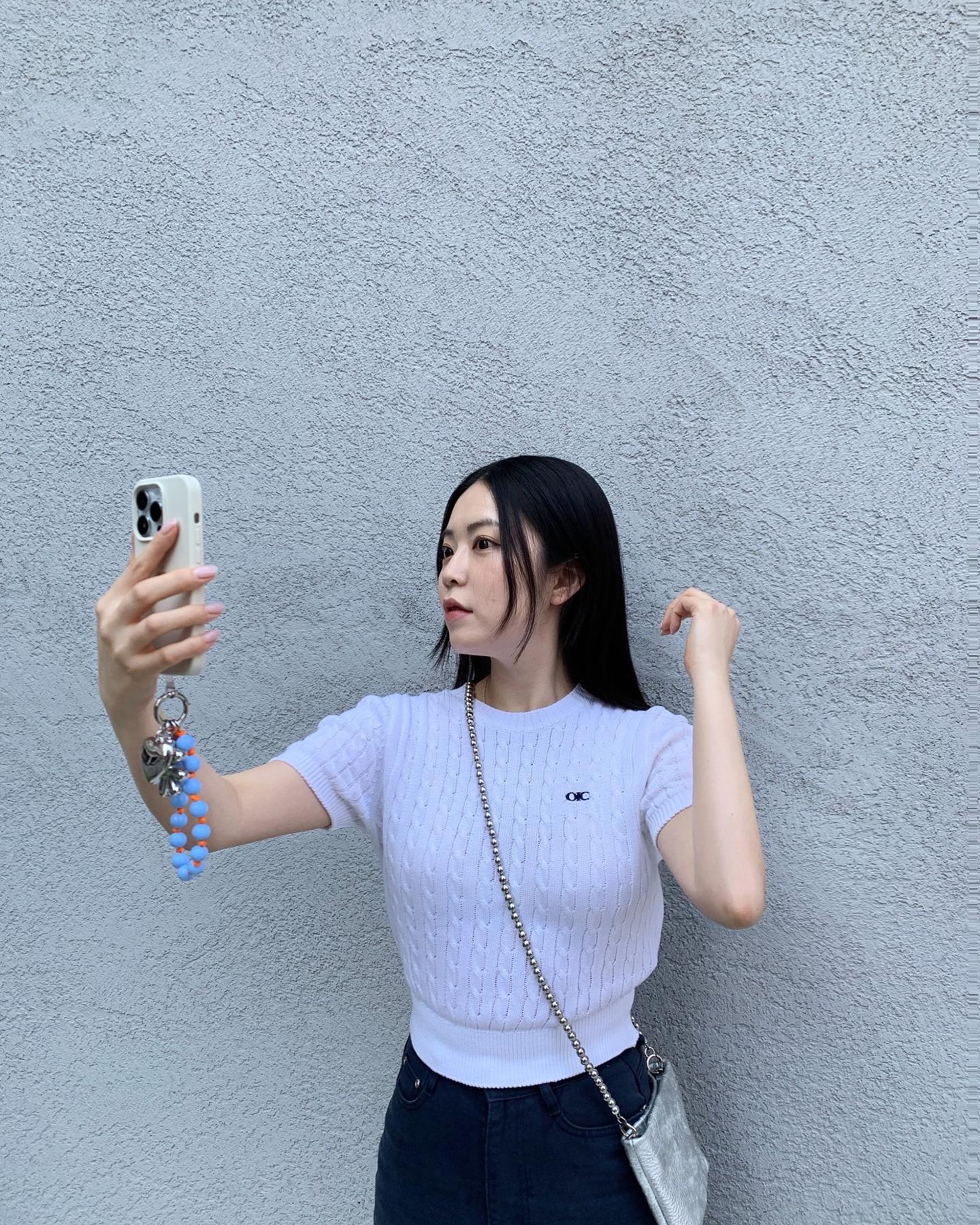 #AD 
24S/S 를 기점으로 새롭게 OIOI가 OIOICOLLECION으로 리뉴얼되어 컨템포러리 브랜드로 입지를 다지고 있다고해요! 
저는 반팔 니트 착용해보았는데 적당한 크롭기장으로 한여름까지 입을 수 있는 가벼운 소재가 좋았어요!

여름 첫 시즌으로 데일리하게 입을 수 있는 제품들로 구성되어있으니 얼른 구경가셔요🤍

#OIOICOLLECTION #오아이오아이컬렉션 #24SS #반팔니트 #NEWNORMAL