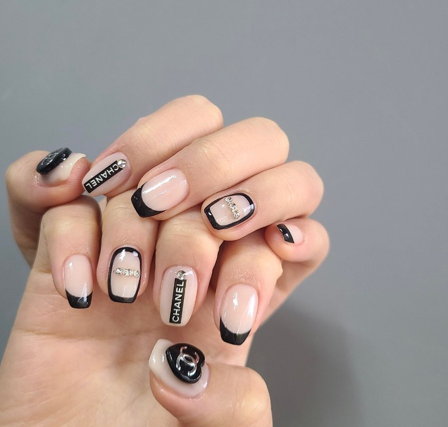 이번 네일 진짜 역대급👍

너무 예뻐...
고급미 뿜뿜하네🥰

역시 _fall_in_nail_ 
여기 레알 찐 네일맛집🫶🫶

-
#샤넬 
#샤넬네일 
#사랑이쥬