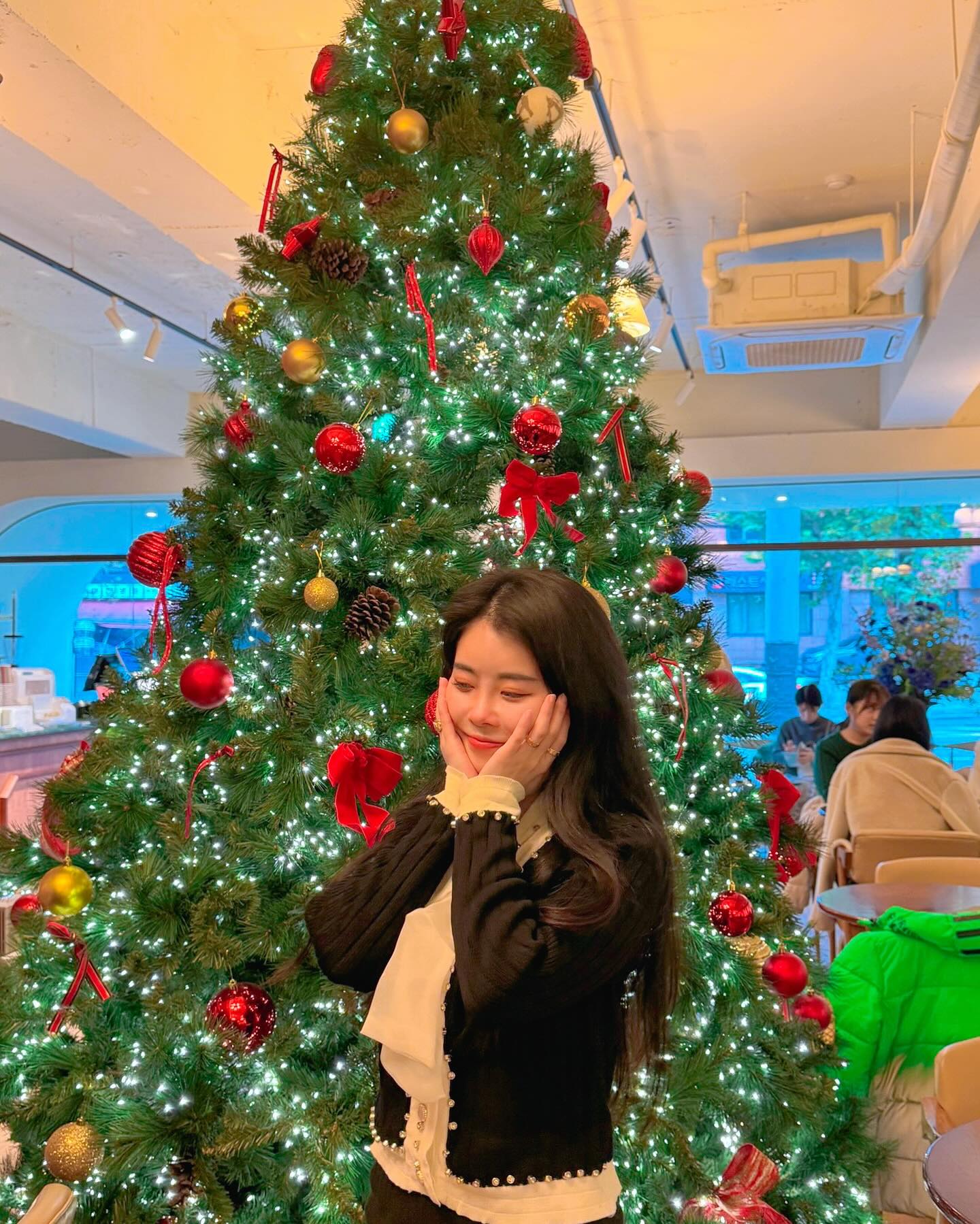 오랜만에 만나서 더 재밌어~🎄✨
.
.
.
.
.
.
#일상#데일리#연남동#연남동카페 #연남동핫플 #앤티크커피연남 #앤티크커피 #인생네컷연희점 #절단네컷 #절단네컷연희점 #오랜만에만남 #재밌었다 #셀카#셀피#셀스타그램#얼스타그램#크리스마스카페#청모#청첩장모임 #홍대#합정#좋반#좋아요