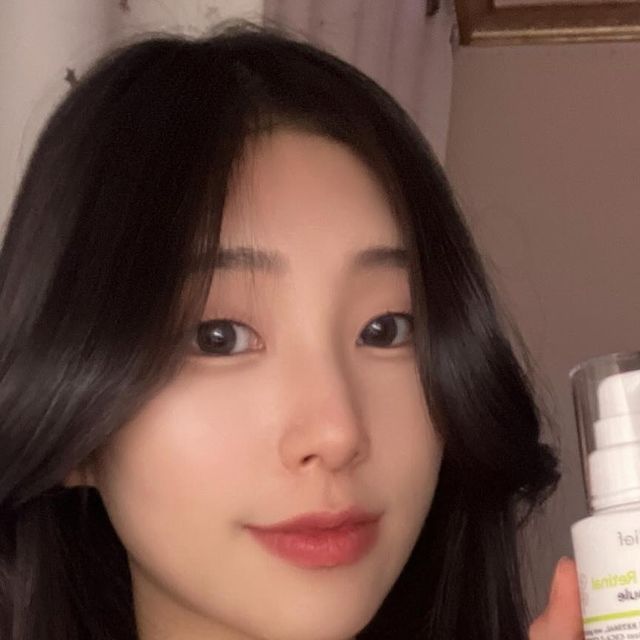  김쥬하 on Instagram: "#광고 학생 시카 앰플 추천 
-
레티놀보다 한 단계 업그레이드된 레티날이 함유되었다는 유리프 시카 레티날 앰플!
일반 레티놀 앰플 대비 2배!!가량의 1000iu/g의 고함량 레티날 앰플이에요
-
이 앰플은 안티에이징을 위한 필수 조건을 모두 갖춘 고함량 레티날 앰플이에요
주름 개선, 피부 결 개선, 피부톤 개선 등 안티에이징을 위한 최적의 성 분을 배합하여
부스팅 한 안티에이징 전용 고함량 앰플이라 아주 효과가 좋아요
-
가장 좋은점은 인체적용시험완료, 저자극 테스트 완료, 민감성 테스트 완료, 콜라겐합성 효과 입증, 피부재생 효과 입증, 피부 자극 테스트 완료로 안전하고, 20가지 주의성분 무첨가, 알레르기 유발 향료 무첨가, 모공 면적 개선 효과 입증으로 더욱 안전하고 효과도 볼 수 있어요
-
#유리프#시카레티날앰플#앰플추천"