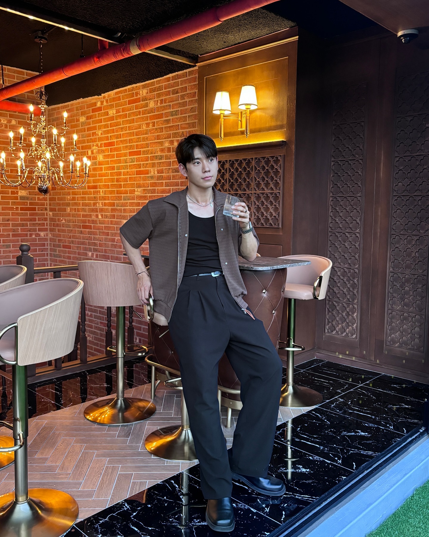 #광고 강남 한복판에서의 뉴욕 탐험기 🗽

🏷 drunken_bean 강남에 뉴욕을 그대로 가져온 지하 1층~ 지상 5층 총 500평 규모의 대형카페가 신규 오픈했다고 해서 바로 다녀왔어요~!

🏷 각 층별로 컨셉이 다양해서 완전 제 취향이었는데, 뉴욕의 지하철역, 현대 갤러리, 빈티지바 등 뉴욕을 그대로 옮겨놓은 듯한 컨셉이 인생샷 찍기 딱 좋았어요!

🏷 저는 루프탑의 감성이 너무 좋아서, 거기서 다양한 디저트와 음료를 즐겼는데, 시그니처인 드렁큰 빈 콜드브루 향이 커알못도 반하게 만드는 느낌,,, 

🏷 카페정보
- 장소 : 드렁큰빈 / 서울 특별시 서초구 사평대로 55길 56
- 영업시간 : 10:00~24:00 (연중무휴)

#신논현카페,#논현카페 #드렁큰빈 #데이트 #강남 #강남카페 #강남맛집 #협찬 #대형카페 #서울대형카페 #스페셜티커피 #위스키 #루프탑 #전시회 #팝업스토어 #무신사 #무신사스냅크루