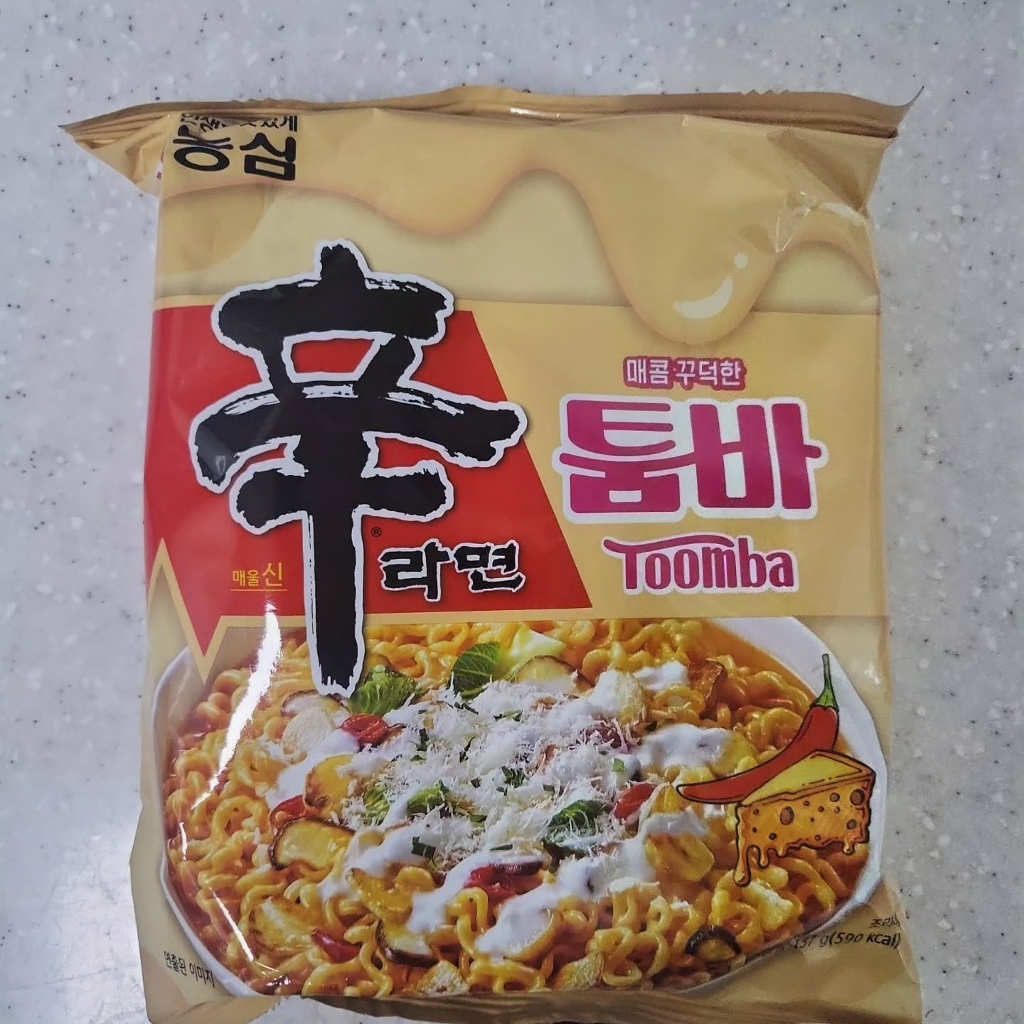 #제품제공

🍜 농심 신라면 툼바 봉지면(₩ 제품제공)

봉지면 출시 전 컵라면 버전을 올려드린적이 있습니다.
이에 감사하게도 농심측에서 봉지면을 제공해주셨습니다.

이번에 먹어본 제품은 농심 신라면 툼바 봉지면.
신라면 툼바 컵라면 버전이 반응이 좋아 후에 봉지면 버전으로 출시한 경우다.

구성은 컵라면과 동일한 유탕면, 액상소스, 분말스프 구성.
유탕면은 특이하게도 동그란 면이다. (상당히 오랜만에 보는 동그란 면.)

조리방법은 일반적인 비빔면들 처럼 면 끓이고 물 8스푼 남긴 상태로 물 버리고 액상소스 분말스프 넣고 비벼먹으면 된다.

전체적인 맛은 생크림과 버터향이 느껴지는 가운데 매콤한 맛이 강한 펀치를 날리는 느낌이다. 
개인적으론 컵라면보다 봉지면이 살짝 더 매콤한 맛을 더 느낄수 있었던 듯 한데...

아무래도 가정 내에선 활용할 수 있는 방안이 아무래도 컵라면보다 봉지면이 많다보니.. 개인적으로 둘 중에 하나를 고르라고 하면 봉지면을 더 선호 할듯 하다.

신라면 툼바를 기점으로 매운걸 못 먹는 사람의 신라면에 대한 이미지가 완전히 사라지지 않을까..
--
평점) 3.8/5
재구매 의사) 있음
--
#신라면툼바 #신라면툼바봉지면 #농심신라면툼바 #라면리뷰 #라면리뷰어 #라면후기 #신라면 #농심 #라면스타그램 #nongshim #라면추천 #농심신라면툼바봉지면 #foodie