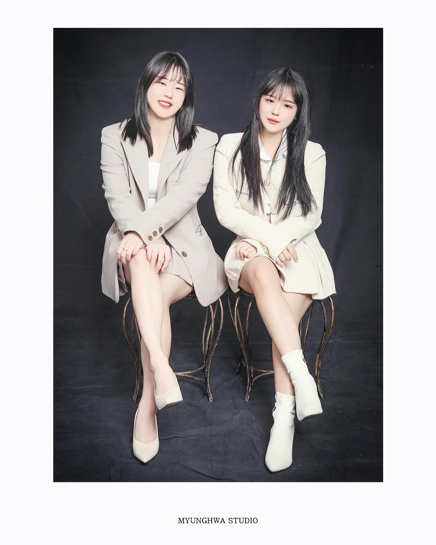히나뿐인 내동생과 2번째 사진 
서로 안닮았나…? 
.
.
.
#친자매 #닮은듯안닮은듯 #가족 #사진 #여동생 #은행동 #명화사진관 #완전재미짐 #티격태격자매 #정말 #많이싸움 #하나뿐인동생 #소중한사람 #아프지말고건강하자 #팔로우 #맞팔은댓 #선팔 #댓글환영