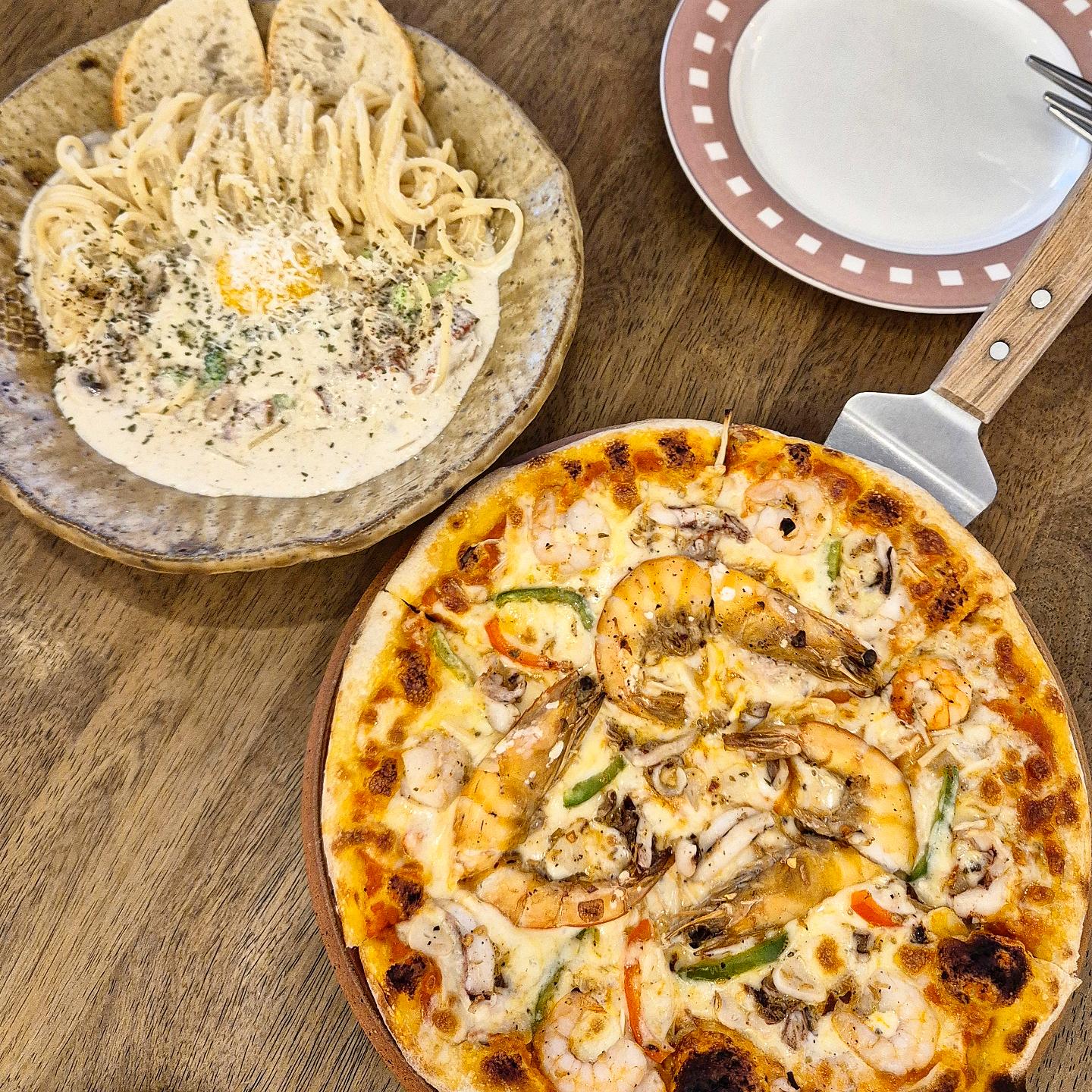 #데이트맛집 청주에서 찾은 쫄깃쫄깃 피자 맛집, 라피자 🍕✨

피자 매니아라면 꼭 가봐야 할 곳😍

유기농 제철 재료로 만든 피자의 맛이
어~마어마해요! 🤤

쫄깃한 도우 위에 신선한 토핑들이 한가득!

아기자기한 소품과 따뜻한 조명이
아늑한 분위기를 연출

잔잔한 음악이 흐르는 조용한 공간에서
사랑하는 사람과 피자 한 조각을 나누면
그 맛이 두 배가 되지요💕

청결한 가게 환경은 기본,
사장님 부부의 친절함은 덤이에요 😊
맛도 좋고 서비스도 좋은 라피자!

예약하고 가면 더 좋은 자리에서
여유롭게 즐길 수 있대요.
(예약은 필수는 아니지만 추천!)

브레이크타임 참고하세요!
(14:30~17:30)

🏠 충북 청주시 상당구 교서로 78-1
🕰️ 수~토,화 11:00~21:00 
 (라스트오더 13:30, 20:00)
 일,월 정기휴무
📞 043-222-9293

청주에서 쫄깃한 피자와 함께
특별한 시간 보내고 싶다면
라피자로 고고💨

#청주맛집 #청주데이트 #피자맛집 #유기농피자 #청주분위기맛집 #맛스타그램 #데이트코스 #라피자