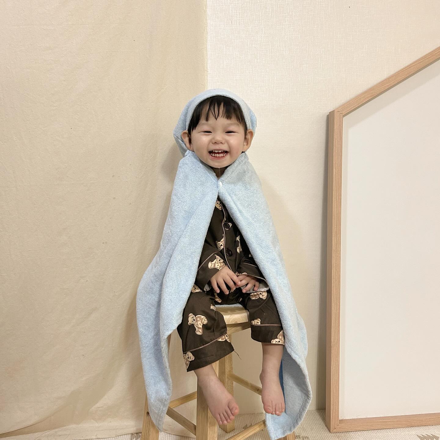 #협찬 moms_nature.official 

✔️맘스네이처 목욕가운

호랑이띠 하준이가 너무 잘 사용하고 있던 맘스네이처 가운이
이번에 24년 청룡해에 맞춰서 가운이 카카오톡 단독으로
출시가 되었다고 해요!!ෆ˃̶͈̑.˂̶͈̑ෆ

색상은 흰색과 파란색이 있는데 하준이가 파란색으로 
후드까지 쓰고 사용해봤는데 너무너무 귀엽더라구요 ㅎ

맘스네이처 후드가운은 대나무섬유 특유의 부드러움으로
자극없이 더욱 편안하게 사용이 가능하고 
예민한 피부 아기들에게도 너무 좋을꺼 같아요ෆ

100% 국내 생산이라 안심하고 사용하기 좋구
출산 선물이나 아기 선물로 너무너무 좋을꺼 같아요ㅎ
지금 당장 카카오톡 선물하기로 가보아요ჱ̒ ｰ̀֊ｰ́ )

#맘스네이처 #후드타올 #목욕가운 #유아가운 #아기가운 #저자극 #부드러움 #밤부가운 #대나무가운 #캐릭터가운 #자수가운 #호텔타올 #비치가운 #무형광인증 #출산용품 #momsnature
